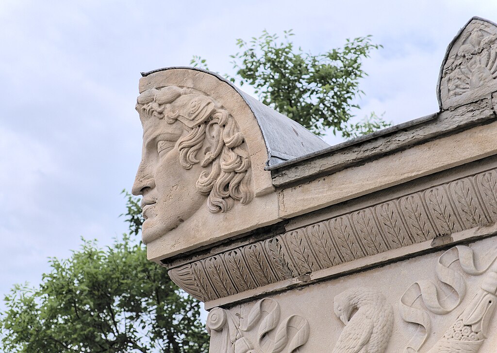 Lyon_5e_-_Cimetière_de_Loyasse_-_Allée_7_-_Tombe_Lupin-Roux_-_Acrotère_01.jpg
