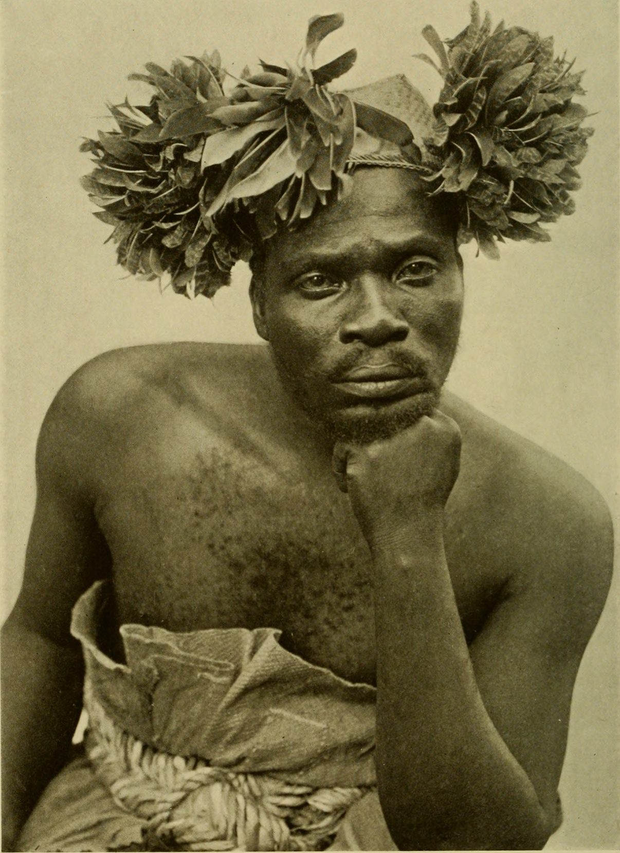 Retrato fotográfico de Manziga, jefe azande, con un gran tocado de plumas, hacia 1910