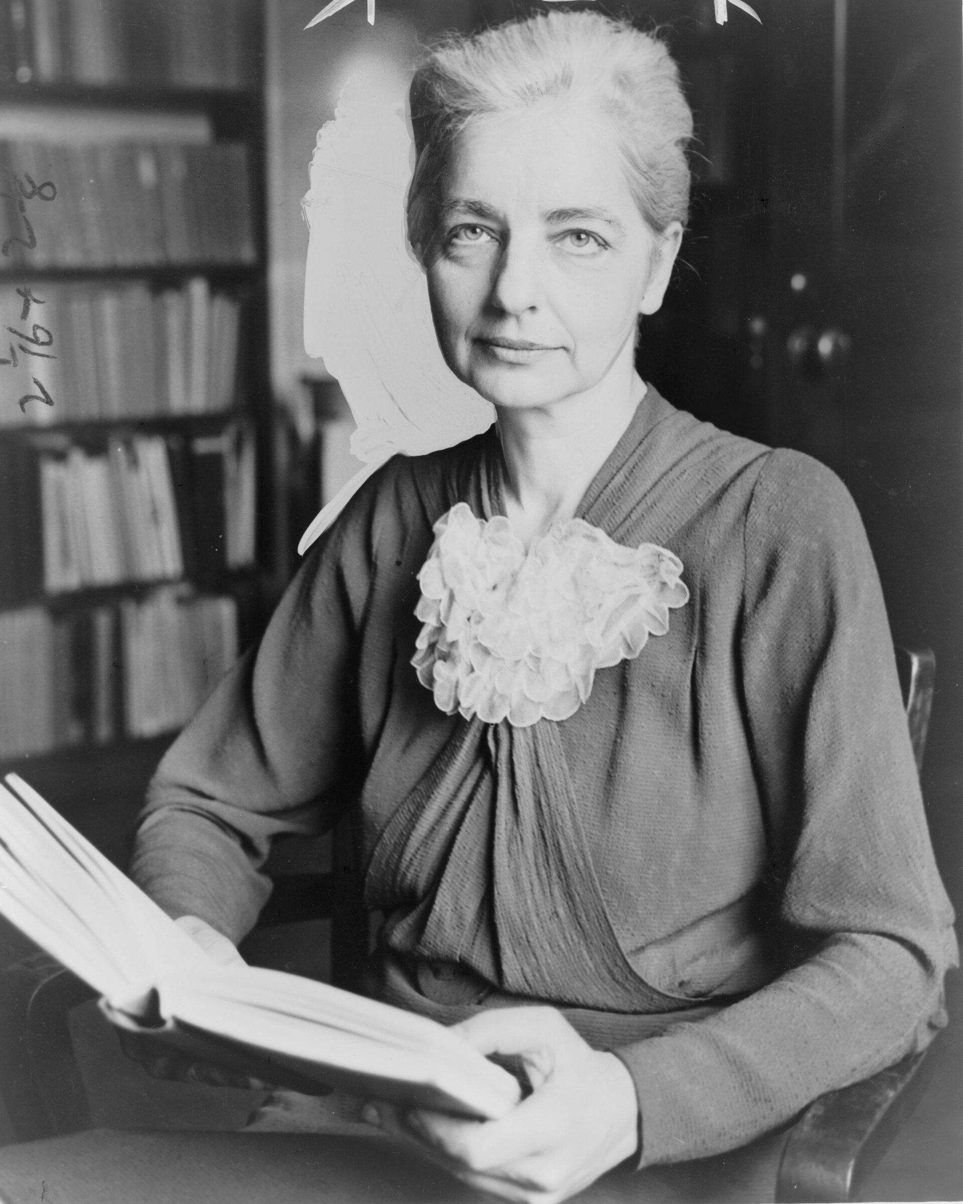 Retrato de estudio de Ruth Benedict, mujer de mediana edad con gafas