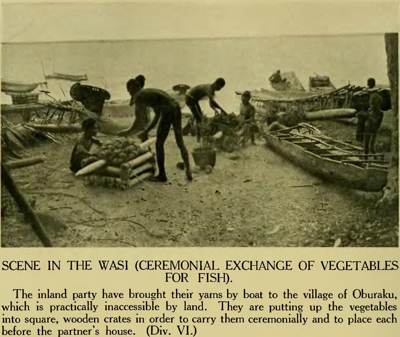Fotografía de 1922 de un grupo trobriandés colocando ñames en cajones de madera junto a canoas en la playa