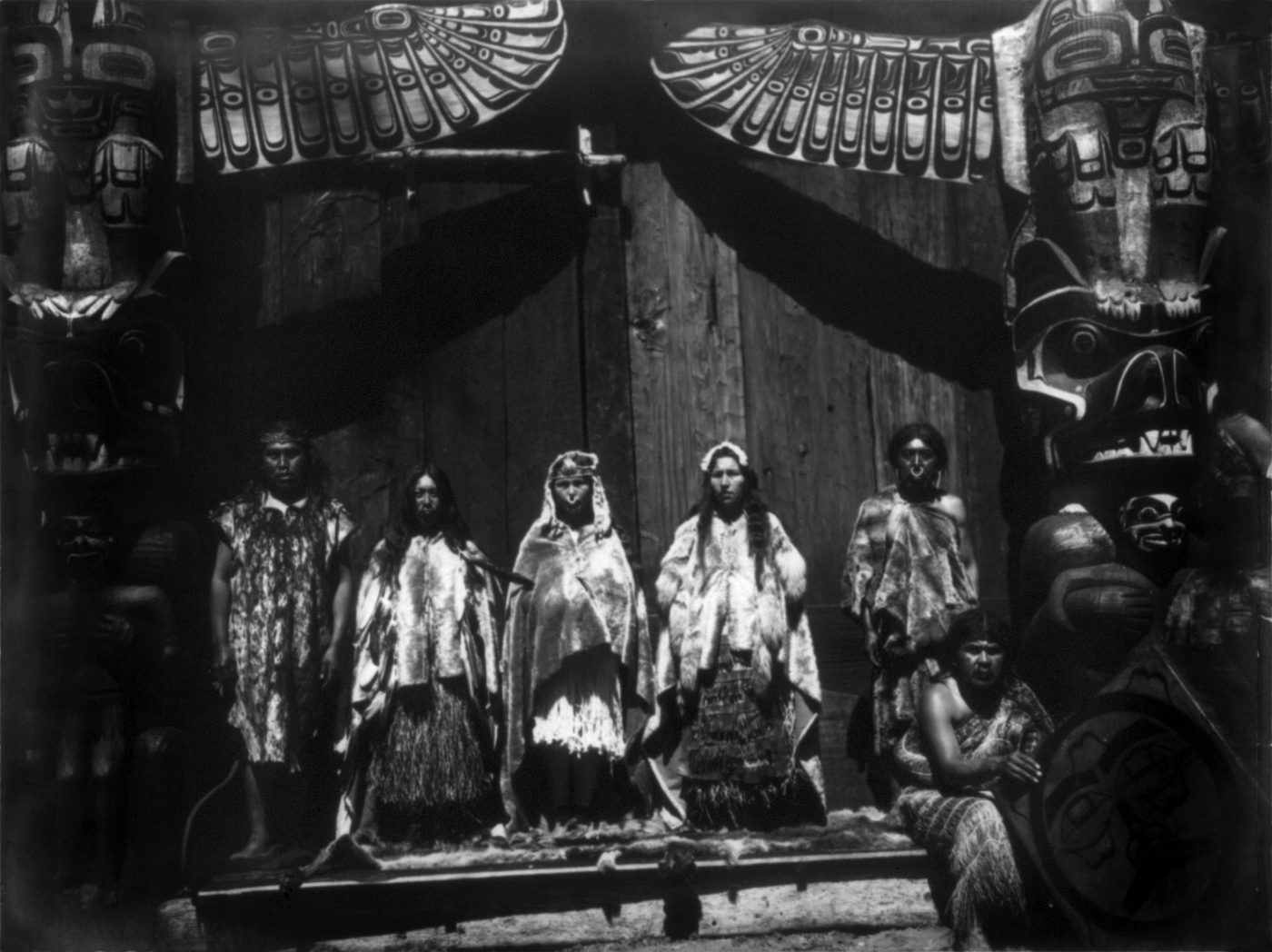 Fotografía de 1914 de un grupo kwakwaka'wakw sobre una plataforma de canoas durante una ceremonia matrimonial