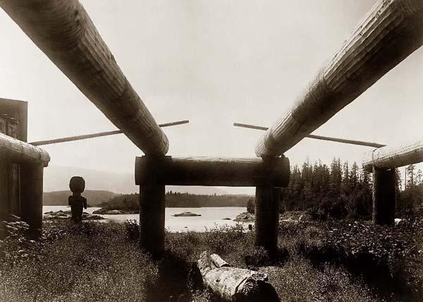 Armazón de vigas y postes tallados de una gran casa kwakwaka'wakw