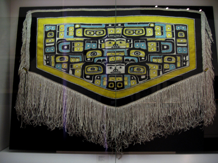 Manta chilkat de lana de cabra montesa con diseño formal en negro, amarillo y azul