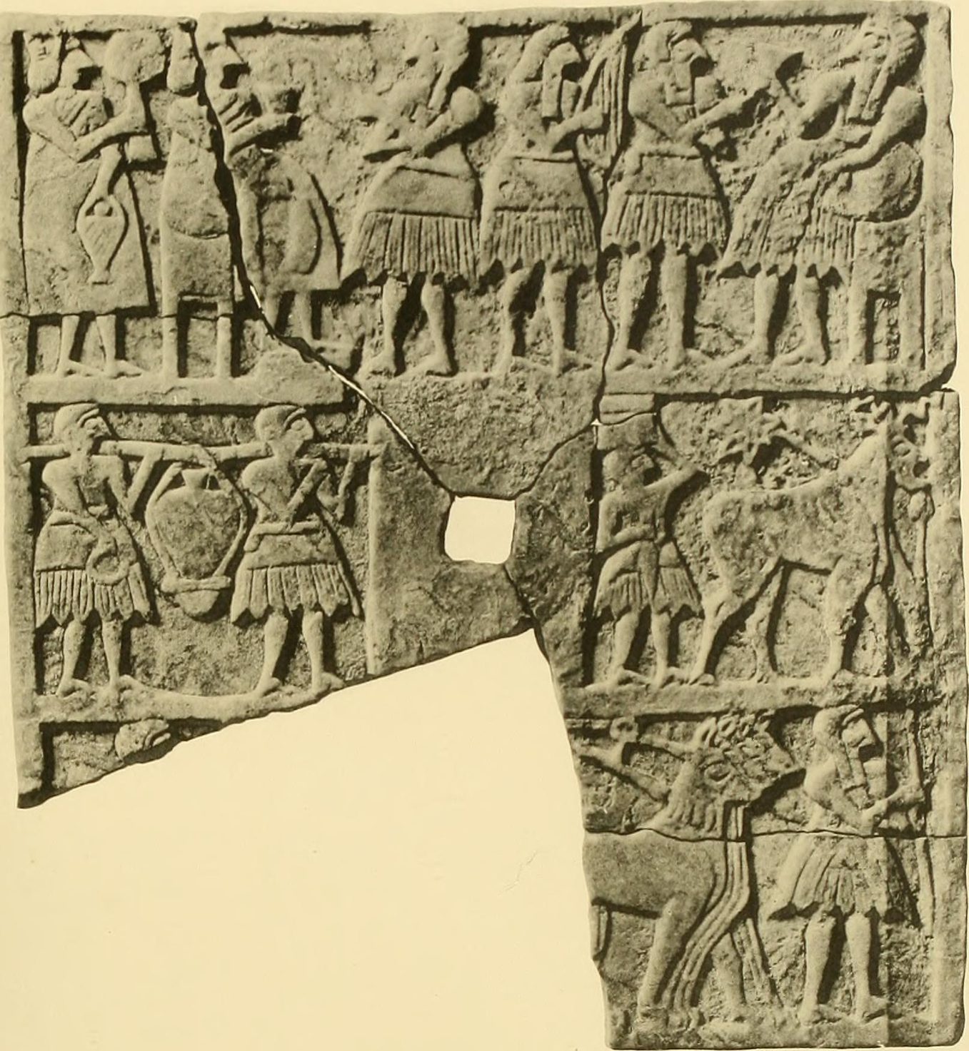 Placa sumeria en relieve con escenas de transporte de vasijas y de animales, procedente de las excavaciones de Ur