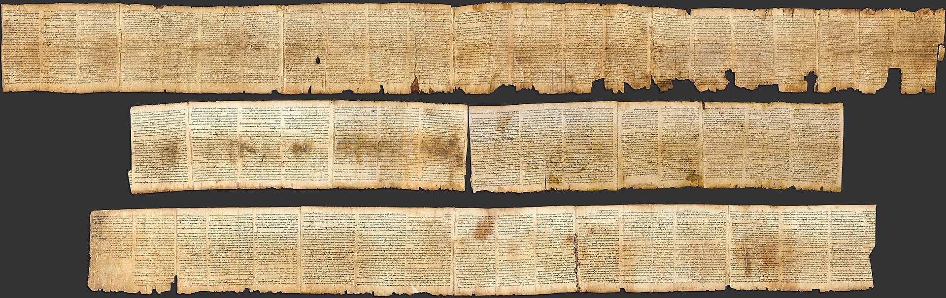 Rollo de pergamino desplegado con columnas de escritura hebrea antigua