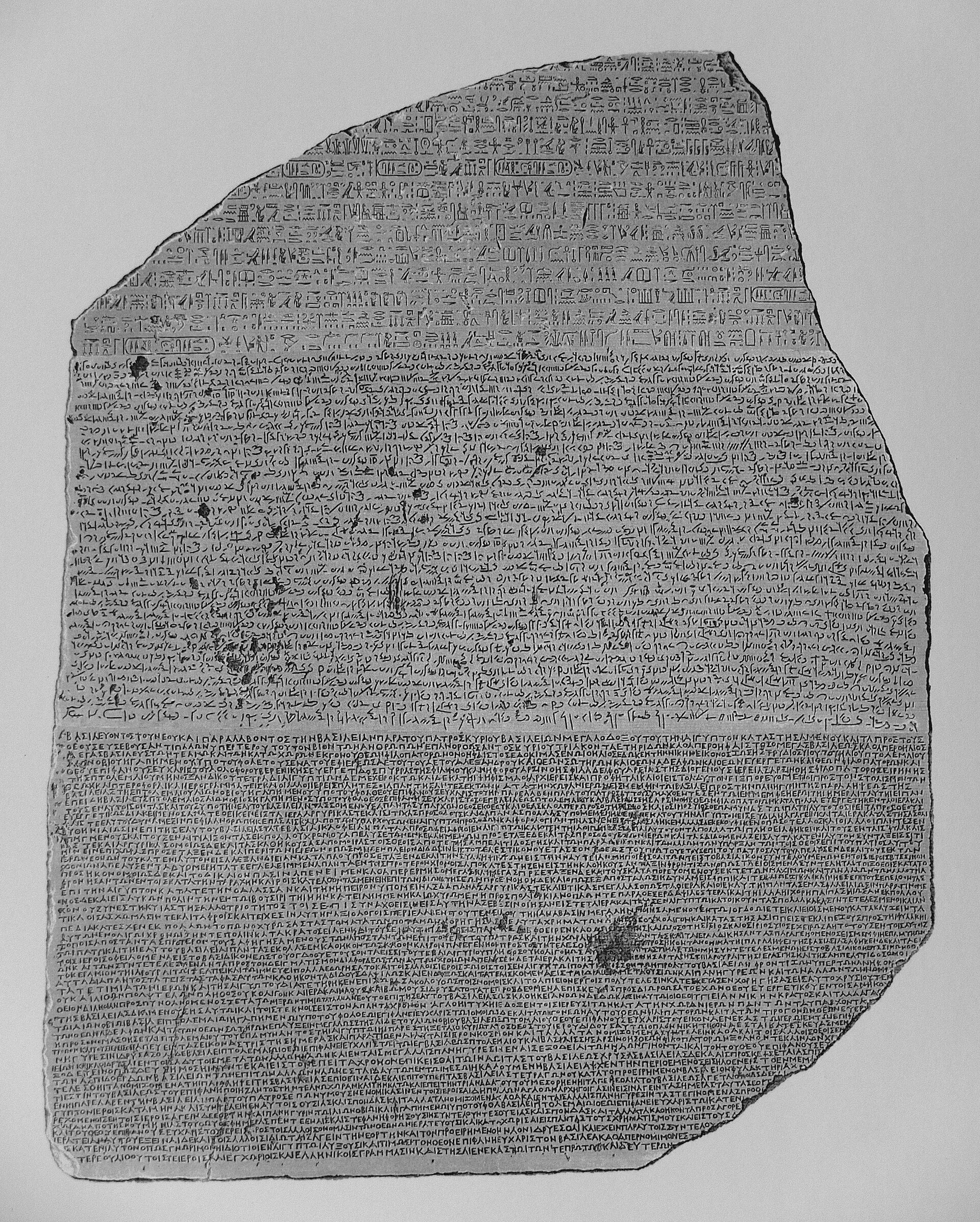 Grabado detallado de la piedra de Rosetta con sus tres bandas de escritura: jeroglíficos, demótico y griego