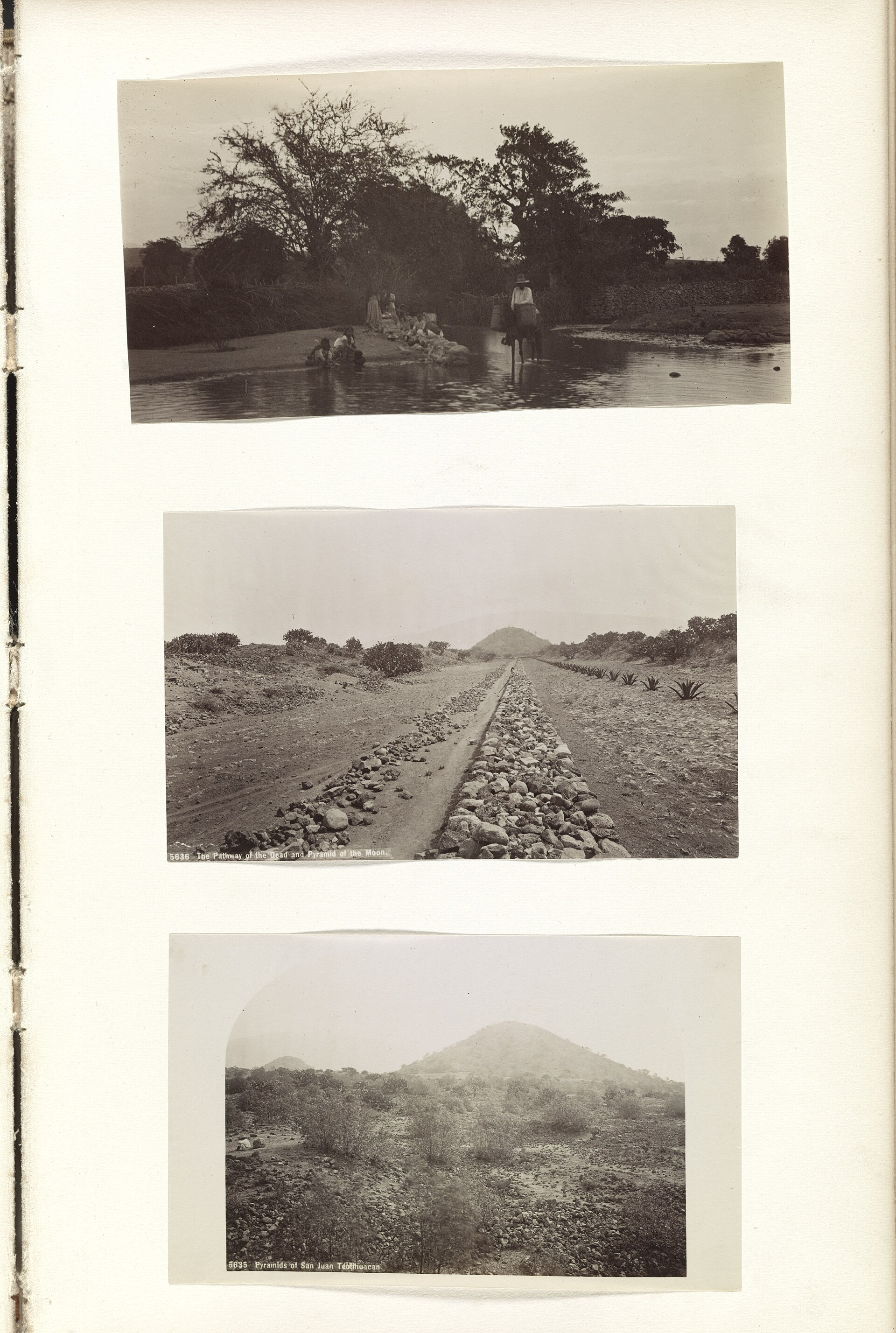 Tres fotografías antiguas en blanco y negro pegadas en una página de álbum: una arboleda junto al agua, una larga avenida recta entre montículos y una pirámide cubierta de maleza al fondo