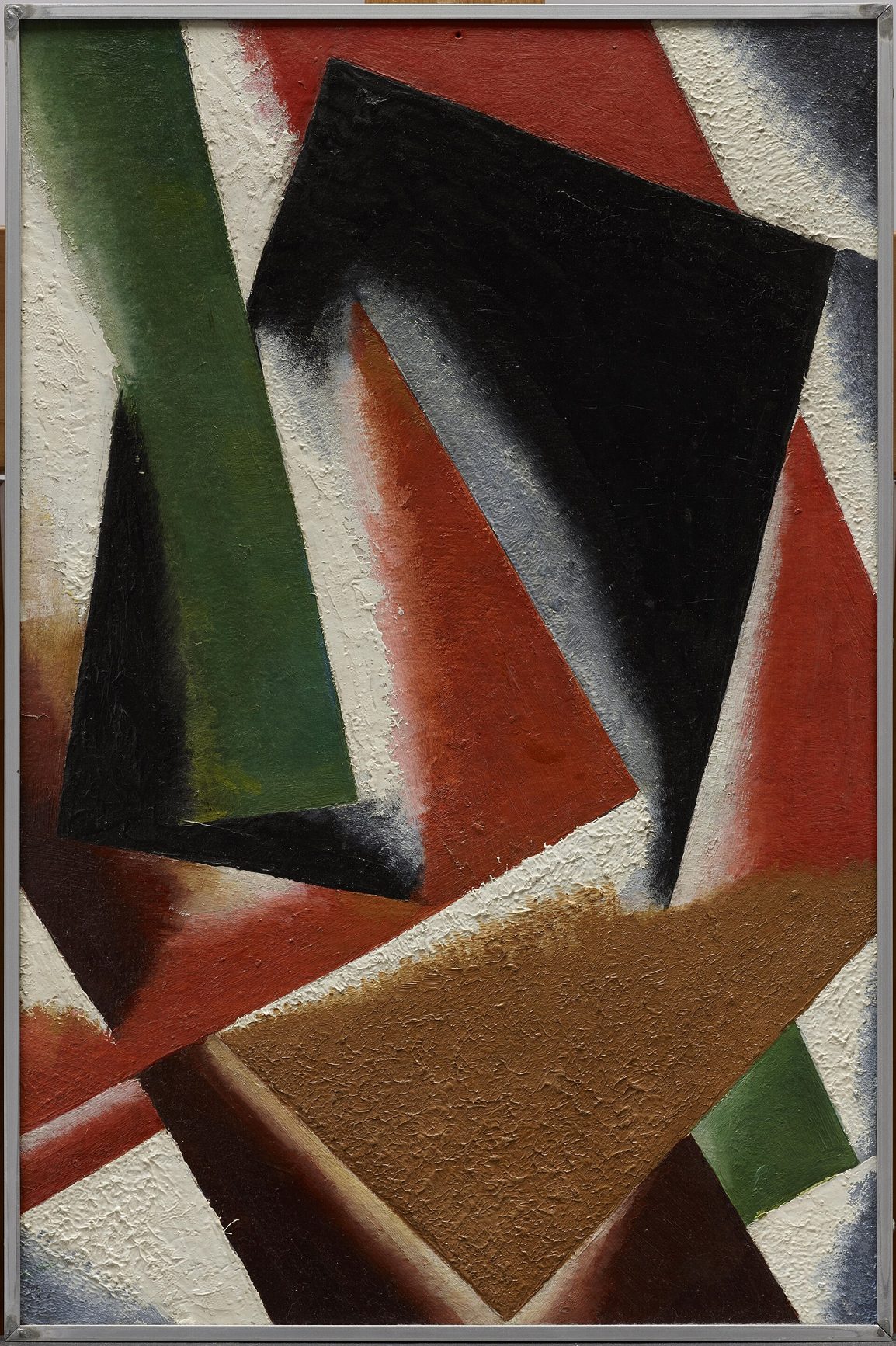 Pintura abstracta de planos superpuestos rojos, negros, verdes y ocres con bordes rectos y diagonales, que parecen láminas de distintos materiales