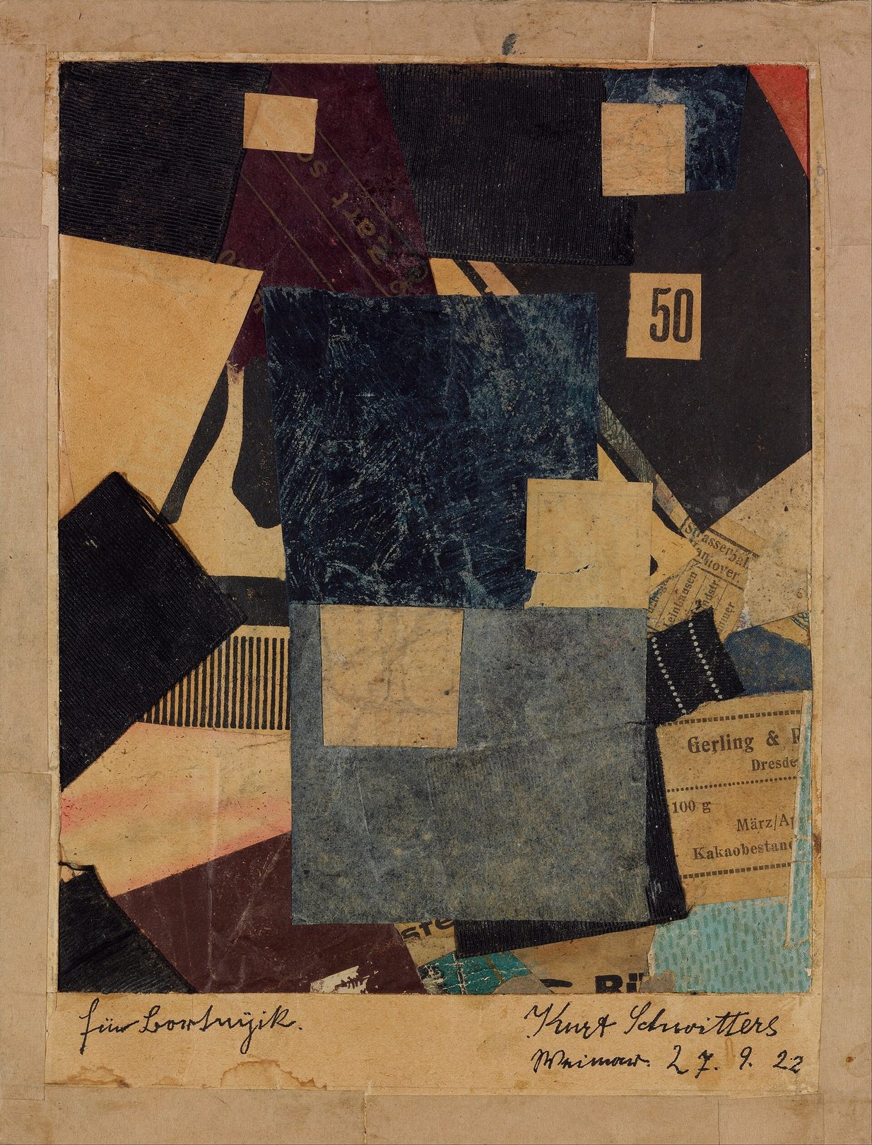 Collage de papeles recortados, billetes, etiquetas y trozos de cartón superpuestos en tonos ocres, azules y negros, con el número 50 en la parte superior