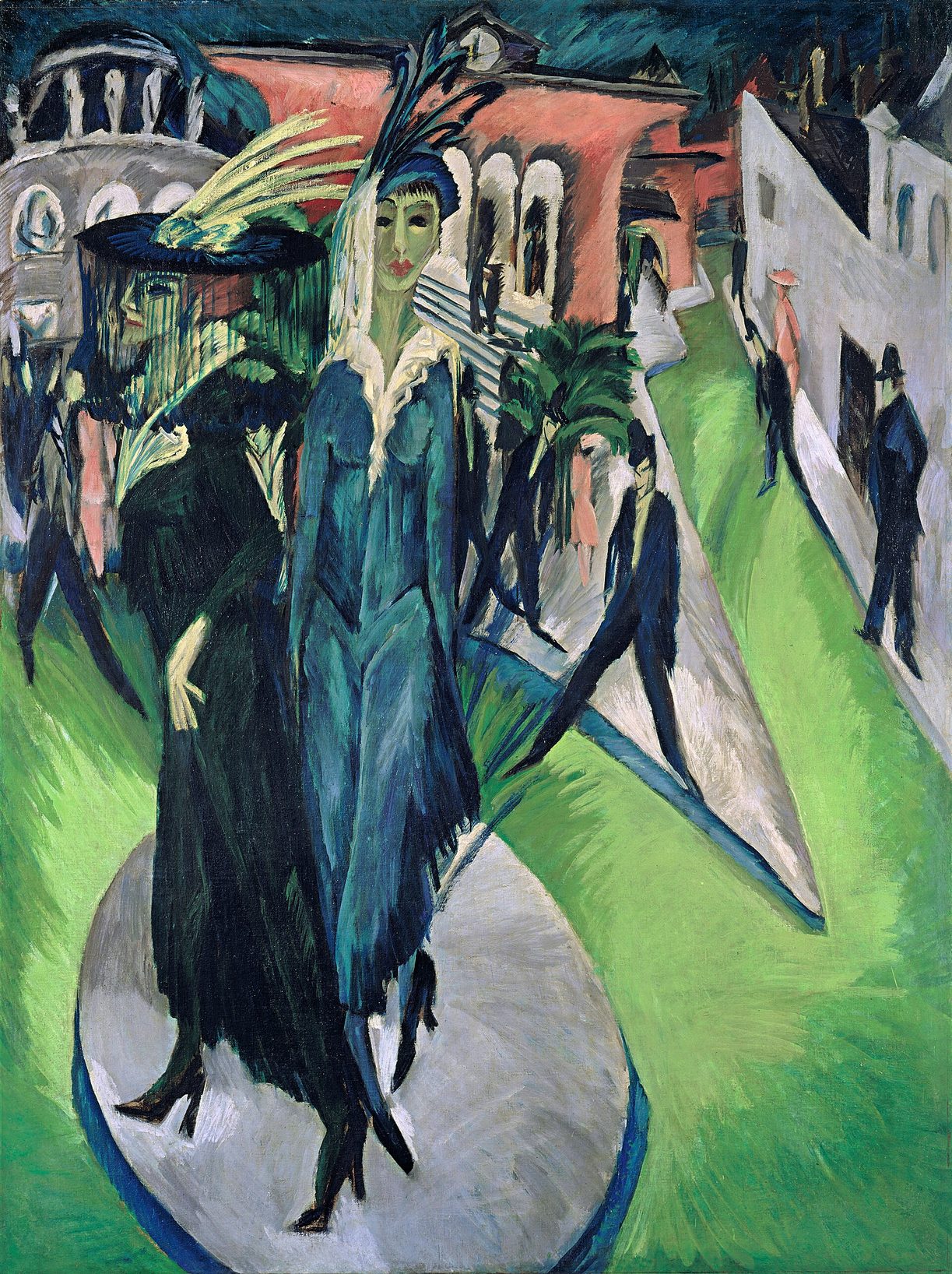 Pintura de dos mujeres vestidas de oscuro con sombreros de plumas sobre una isla circular de tráfico, con edificios inclinados y figuras masculinas alargadas en un fondo verde y rosa