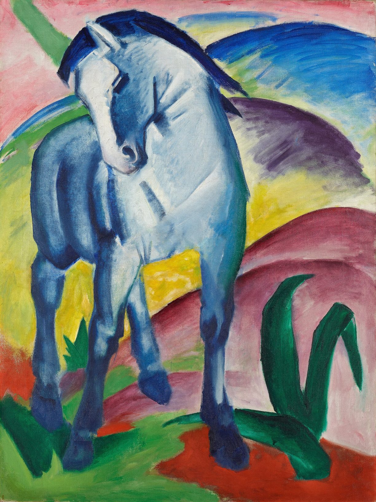 Pintura de un caballo azul de pie, con la cabeza inclinada, sobre un paisaje de colinas rojas, amarillas y violetas y plantas verdes