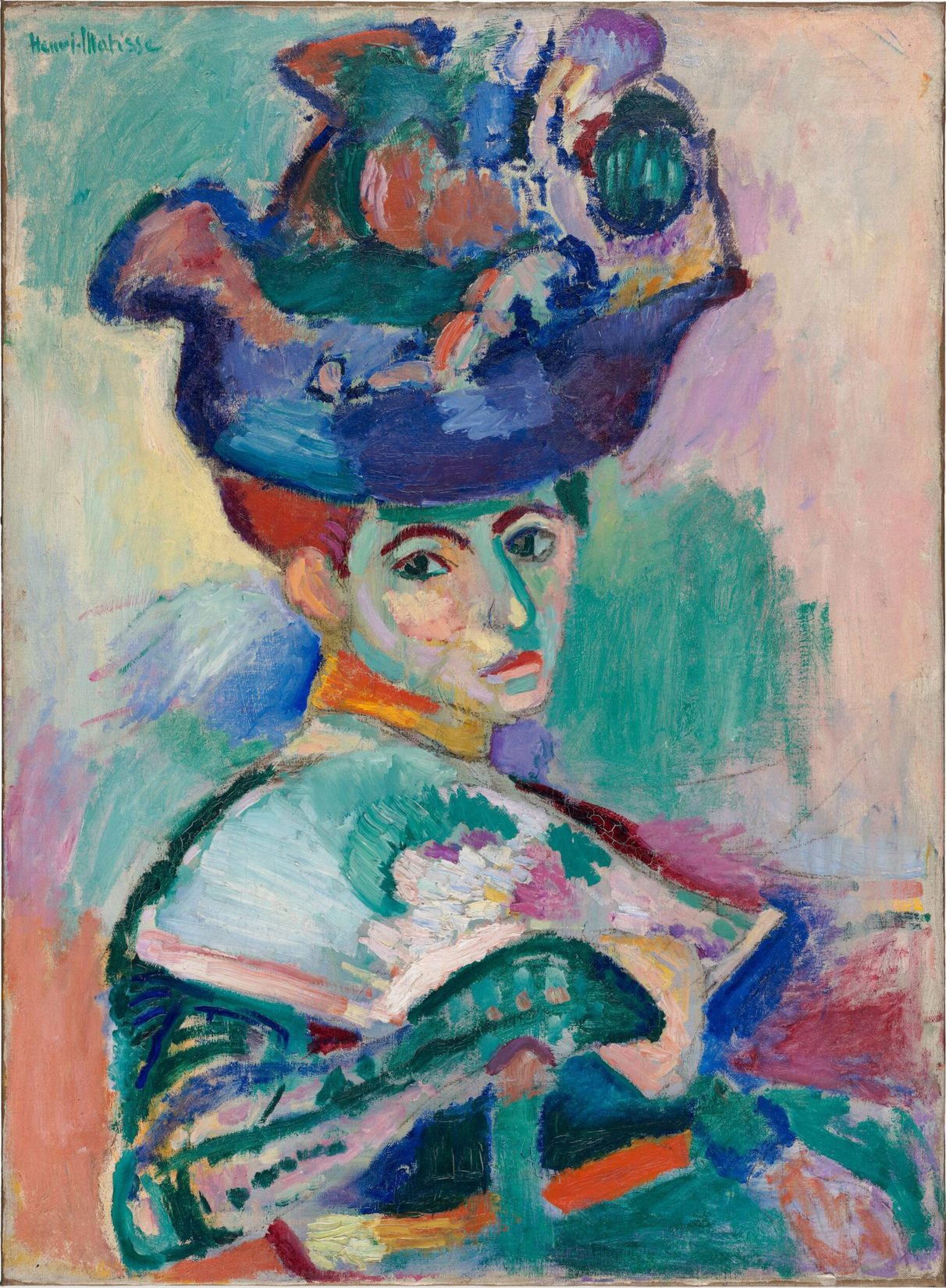Retrato de una mujer de medio cuerpo con un enorme sombrero de flores, la cara pintada con manchas verdes, violetas y amarillas, y un fondo de pinceladas de colores sueltos