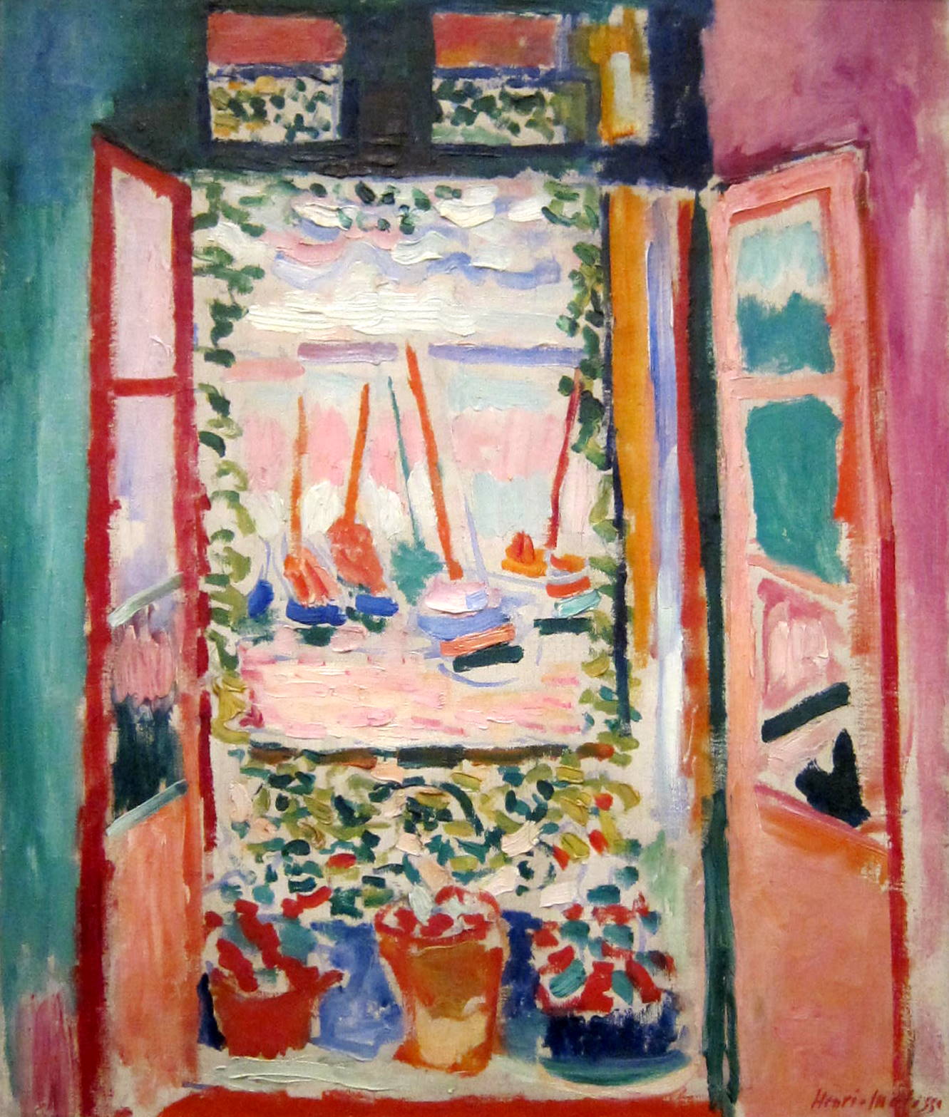 Pintura de una ventana abierta con postigos rosas y verdes, macetas con flores en el alféizar y, al fondo, barcas de velas rosadas en un puerto de agua rosa y azul