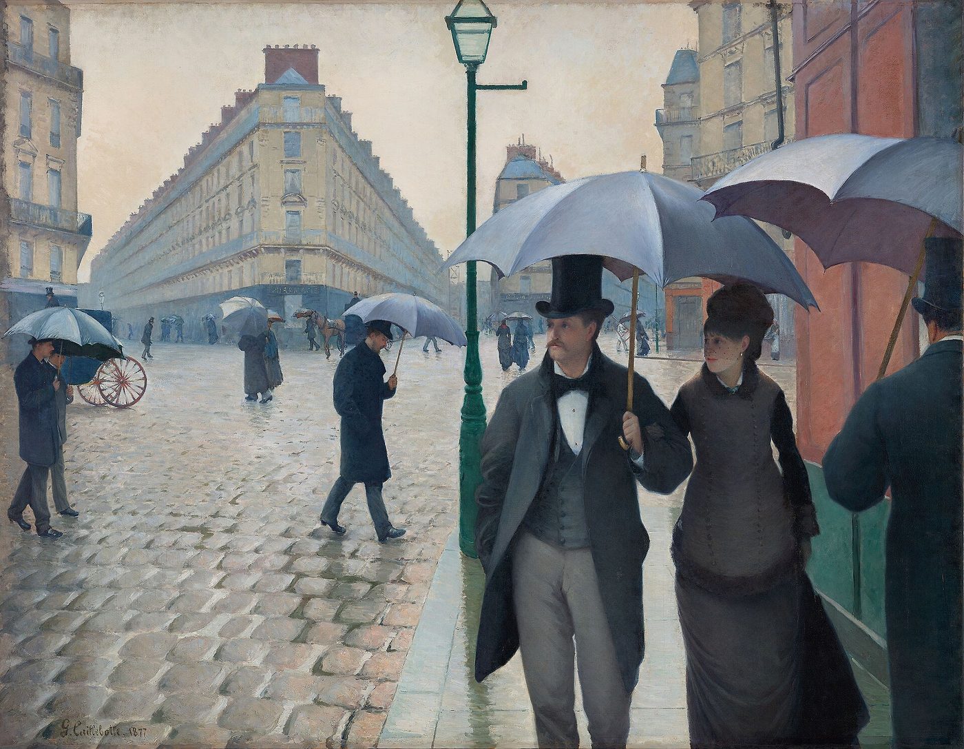 Pintura de un cruce de calles de París bajo la lluvia, con adoquines mojados, edificios de piedra y peatones con paraguas, una pareja elegante en primer plano