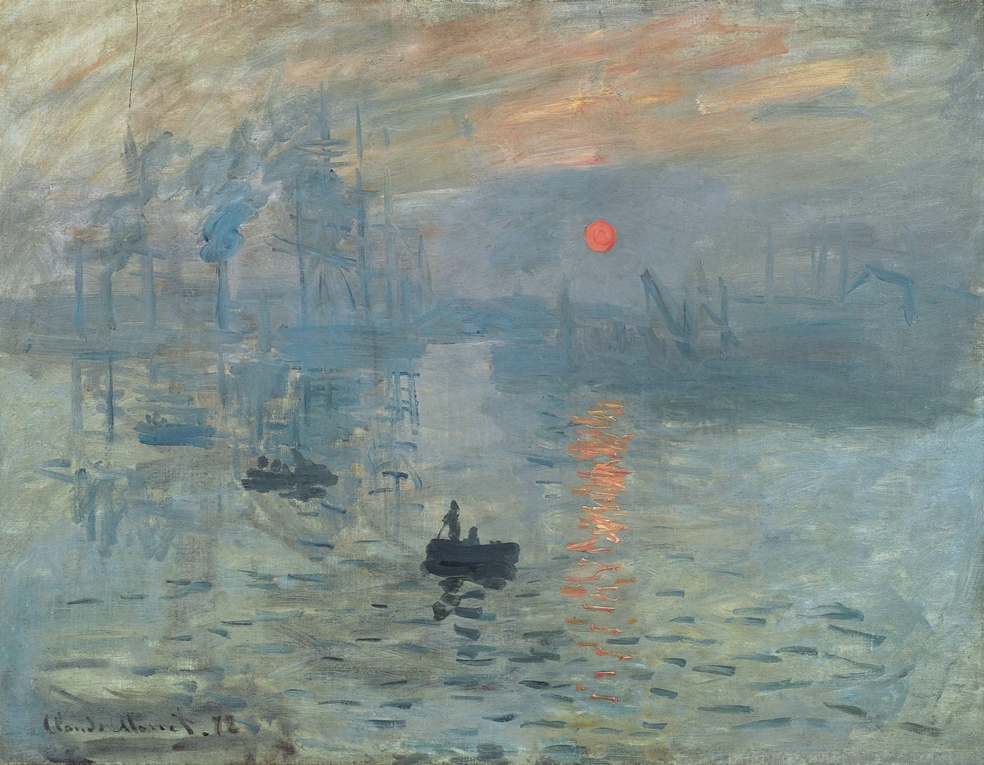 Pintura de un puerto envuelto en bruma azulada, con un sol naranja sobre el horizonte, su reflejo en el agua y unas barcas oscuras en primer plano