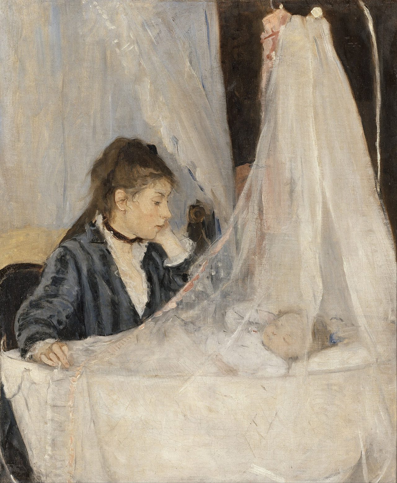 Pintura de una mujer vestida de oscuro sentada junto a una cuna cubierta por un velo blanco transparente, mirando al bebé que duerme dentro
