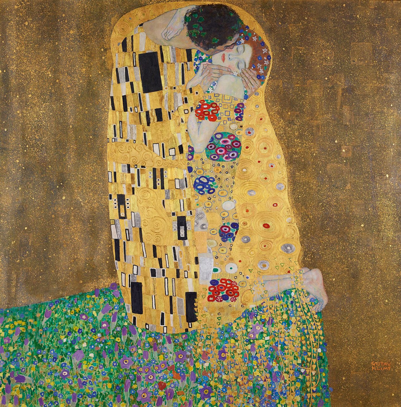 Pintura de una pareja abrazada, envuelta en un manto dorado con motivos geométricos y florales, sobre un fondo de oro, al borde de un prado de flores