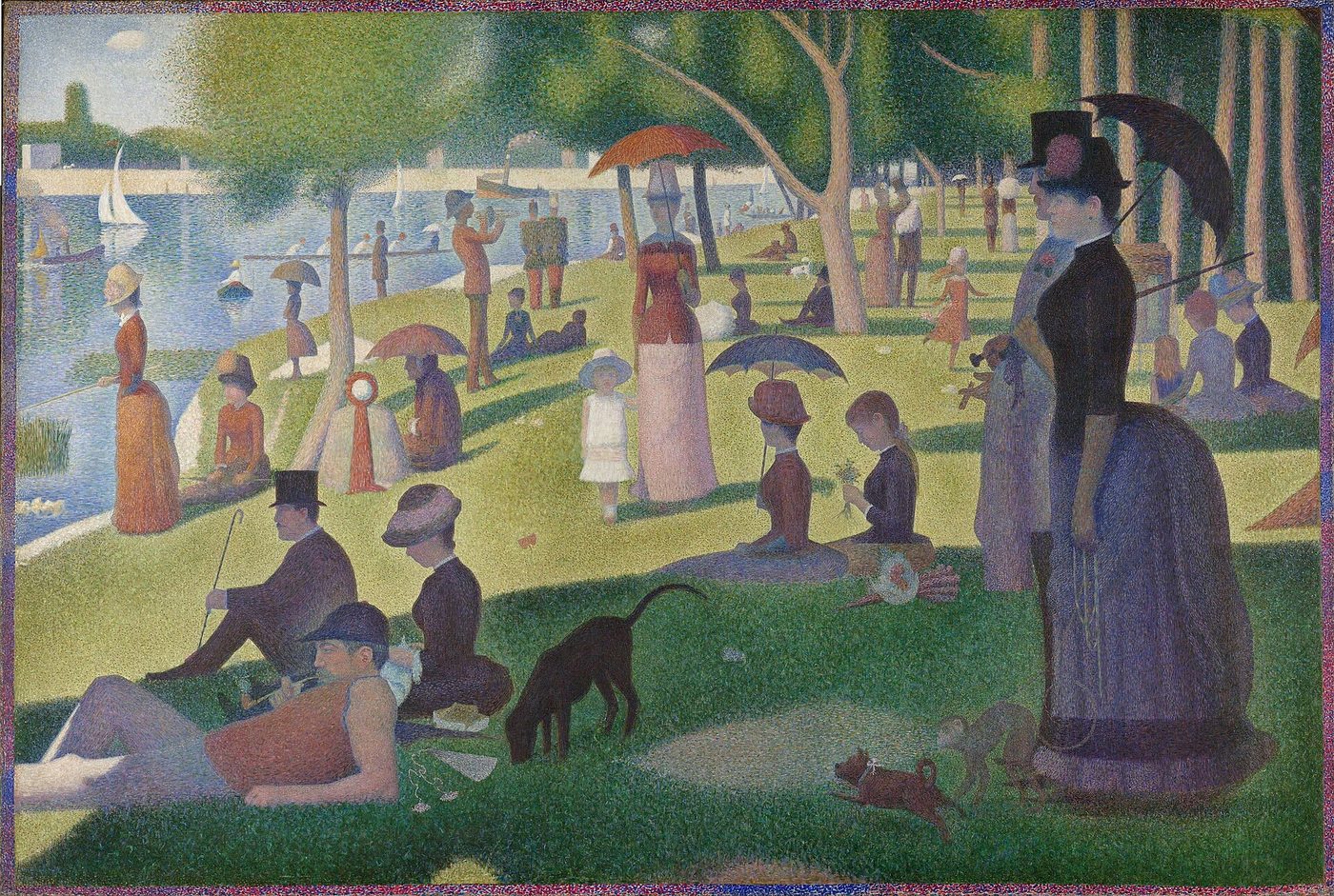 Gran pintura de una orilla de río con césped, árboles y decenas de figuras paseando o sentadas, damas con sombrilla y caballeros de sombrero de copa, en poses rígidas