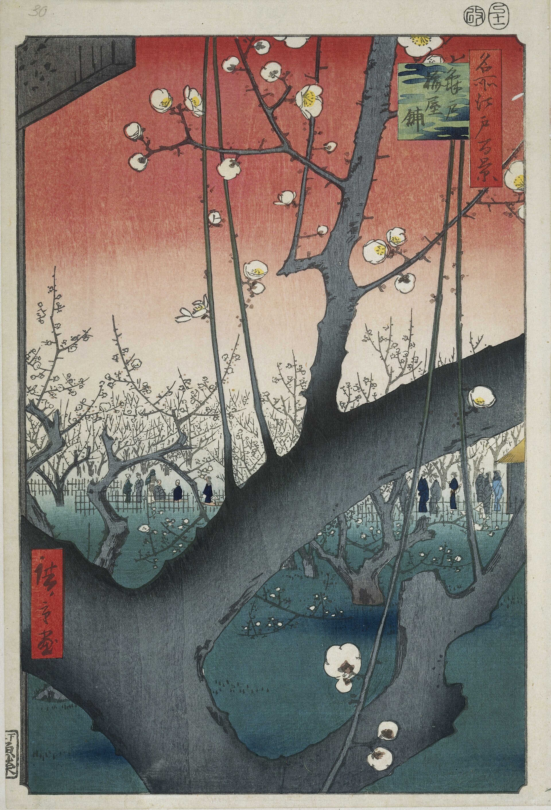 Grabado japonés vertical con el tronco oscuro y retorcido de un ciruelo en primer plano y flores blancas, con figuras pequeñas al fondo