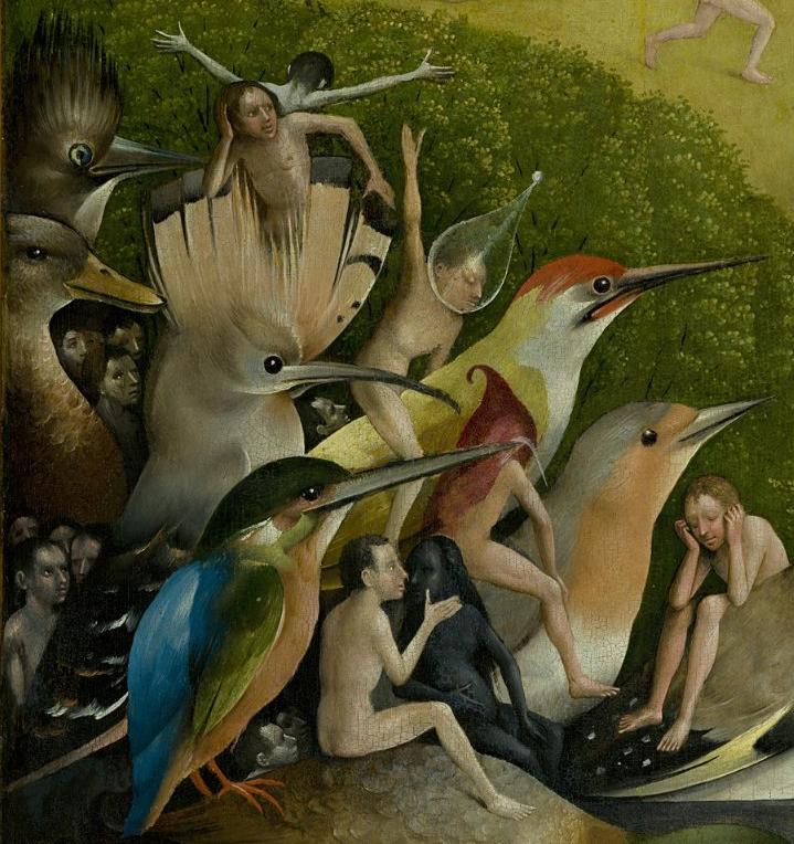 Detalle de una pintura con figuras humanas desnudas junto a enormes pájaros de colores, un martín pescador y una abubilla, sobre un fondo verde