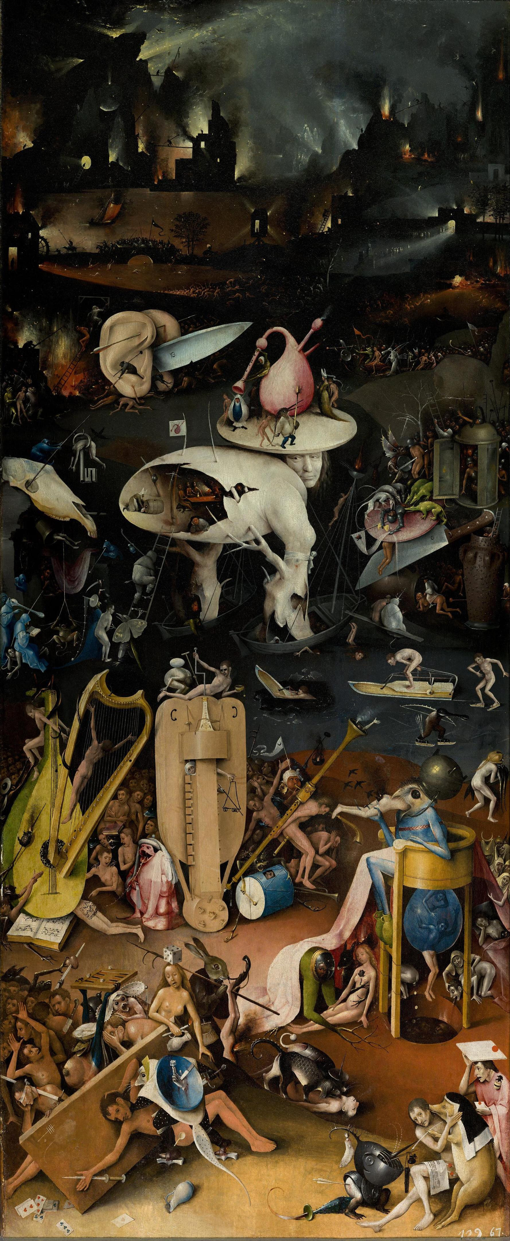 Panel vertical oscuro con escenas infernales, edificios en llamas, instrumentos musicales gigantes y un hombre árbol en el centro