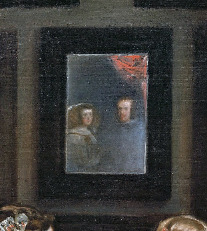 Detalle de una pintura con un espejo enmarcado en negro en el que se ven borrosas dos figuras, un hombre y una mujer, bajo una cortina roja