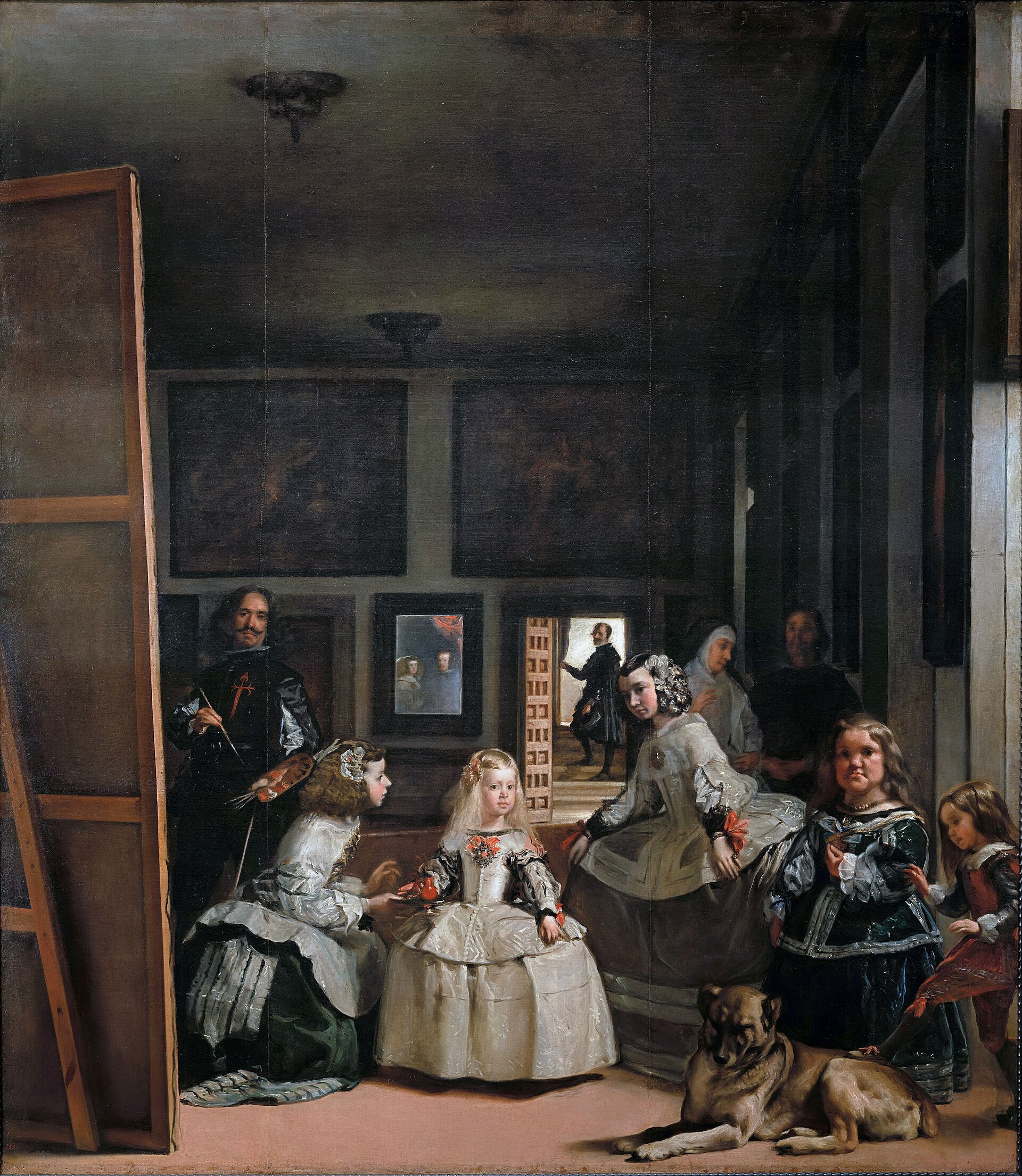 Gran pintura de un salón palaciego con una niña rubia en el centro rodeada de damas, dos enanos y un perro, un pintor ante un lienzo a la izquierda y un espejo y una puerta al fondo