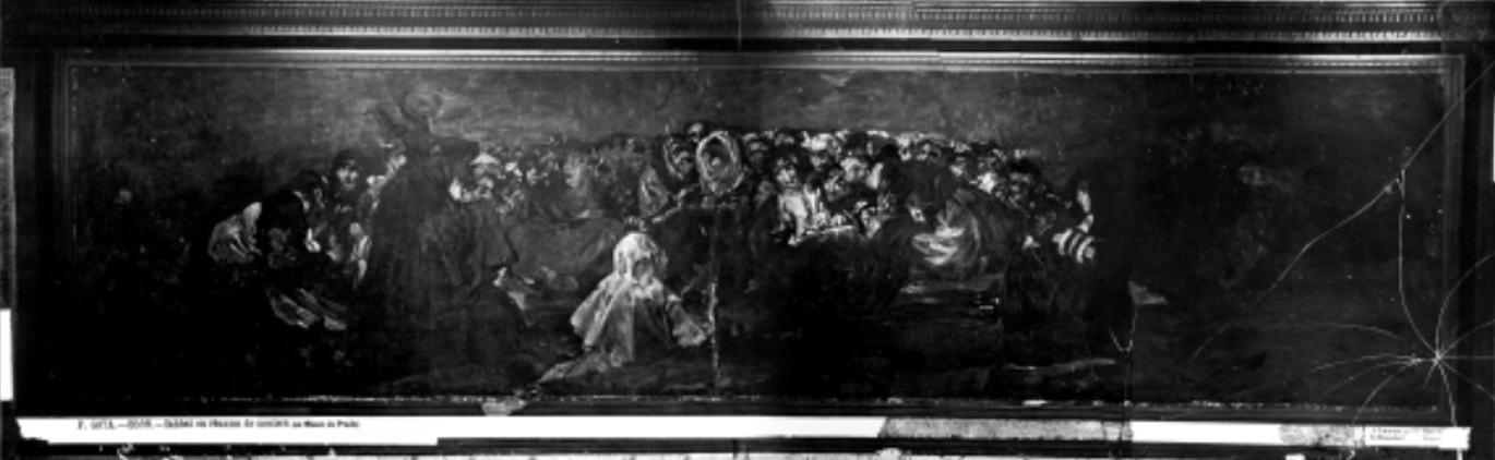Fotografía antigua en blanco y negro, muy oscura, de una pintura mural alargada con un grupo de figuras sentadas en torno a una figura con cuernos