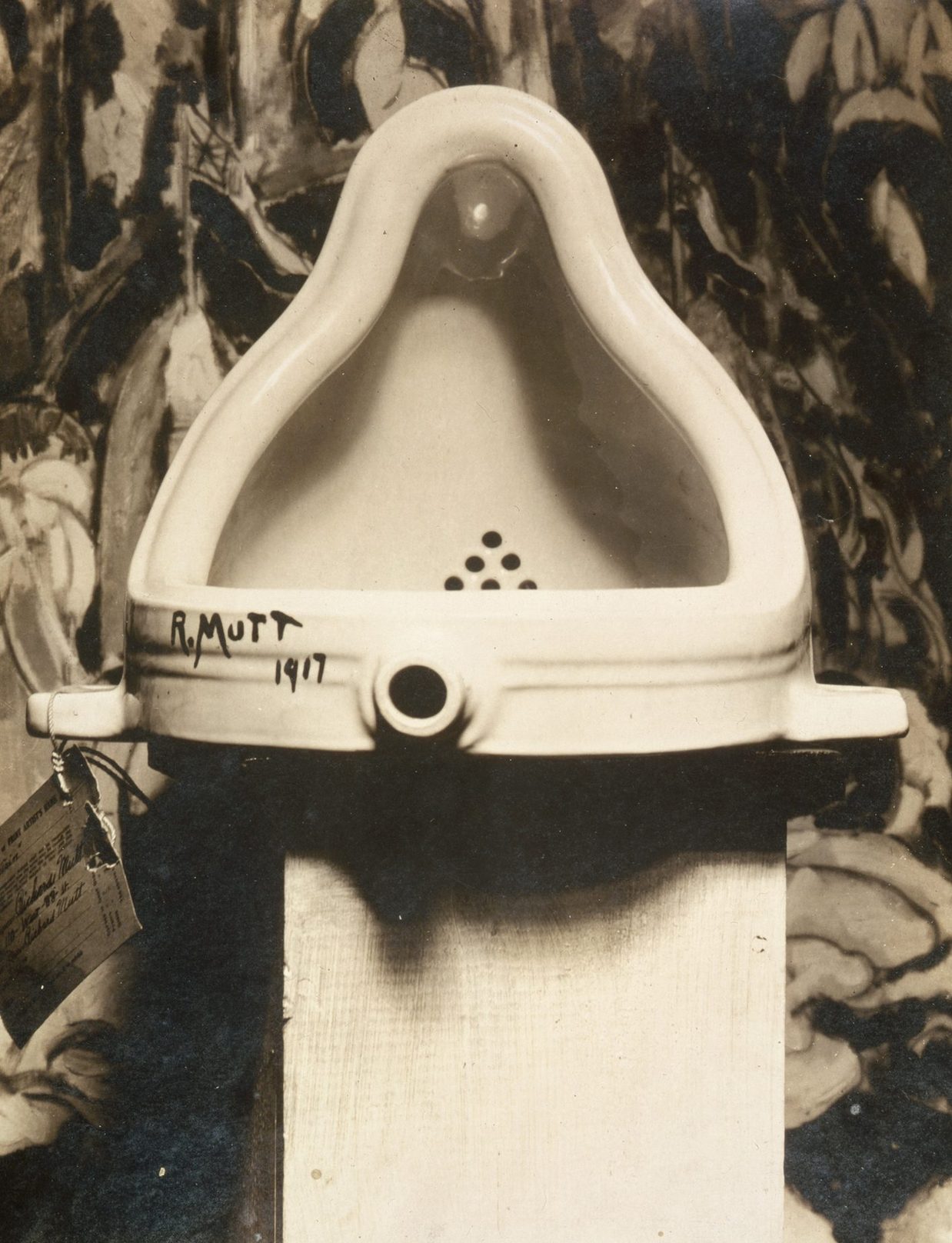Fotografía de Alfred Stieglitz de 1917 del urinario firmado R. Mutt titulado Fuente