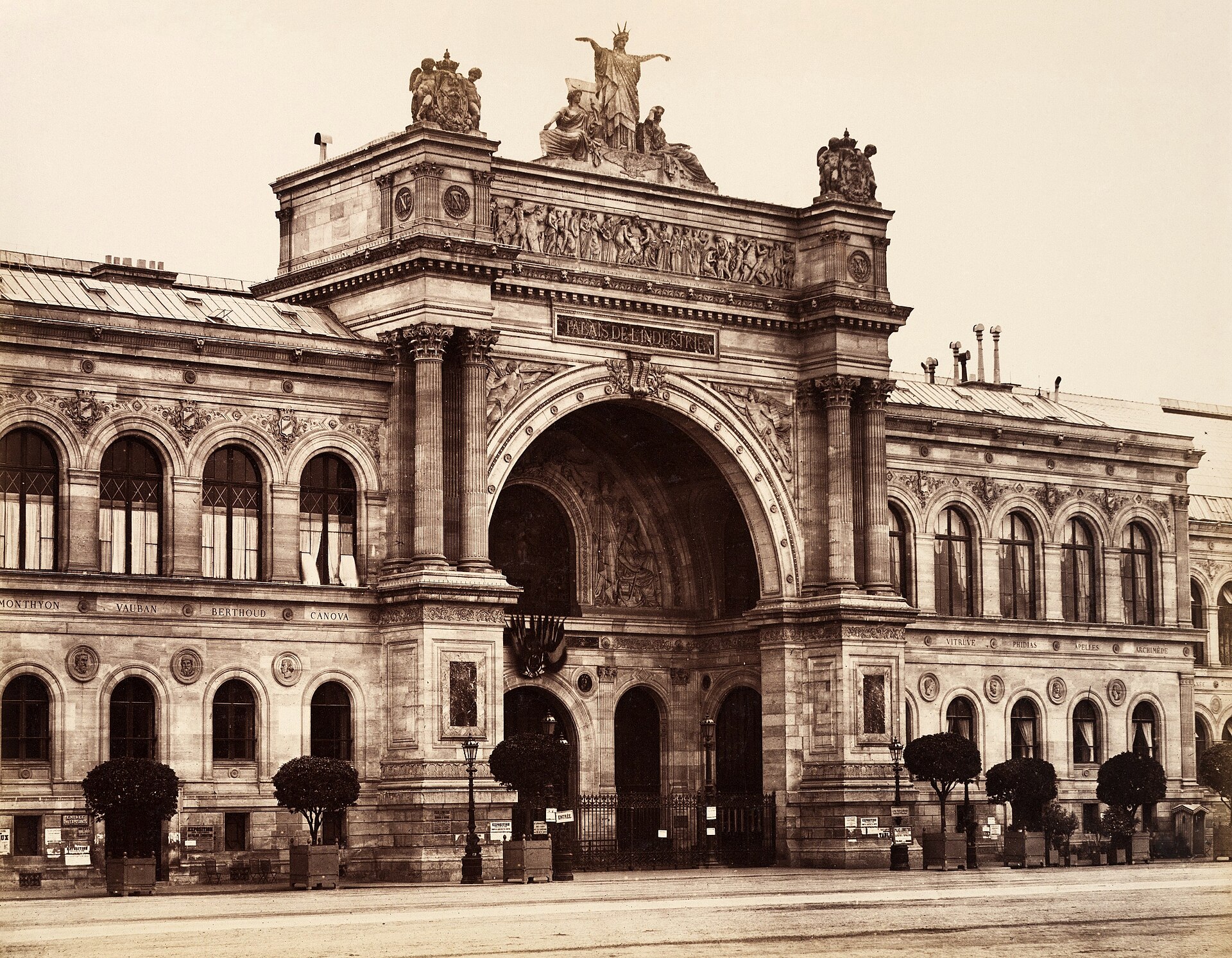 Fotografía del siglo XIX de un gran edificio de piedra con una fachada monumental y una entrada en arco central