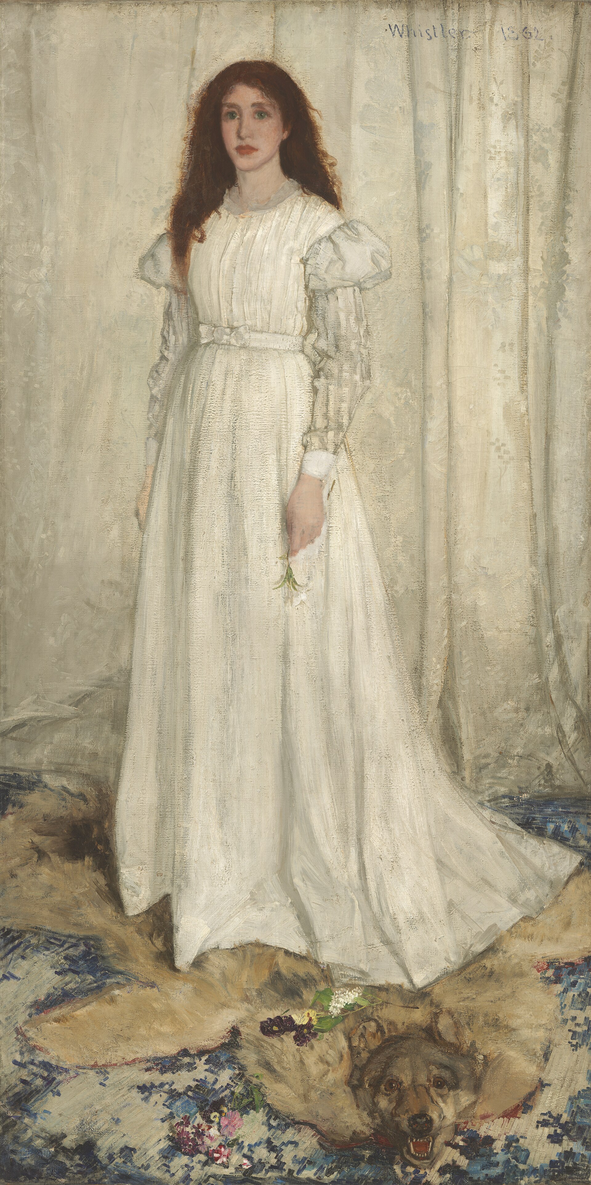 Pintura de una joven vestida de blanco de pie sobre una piel de oso, ante una cortina blanca, con la mirada perdida