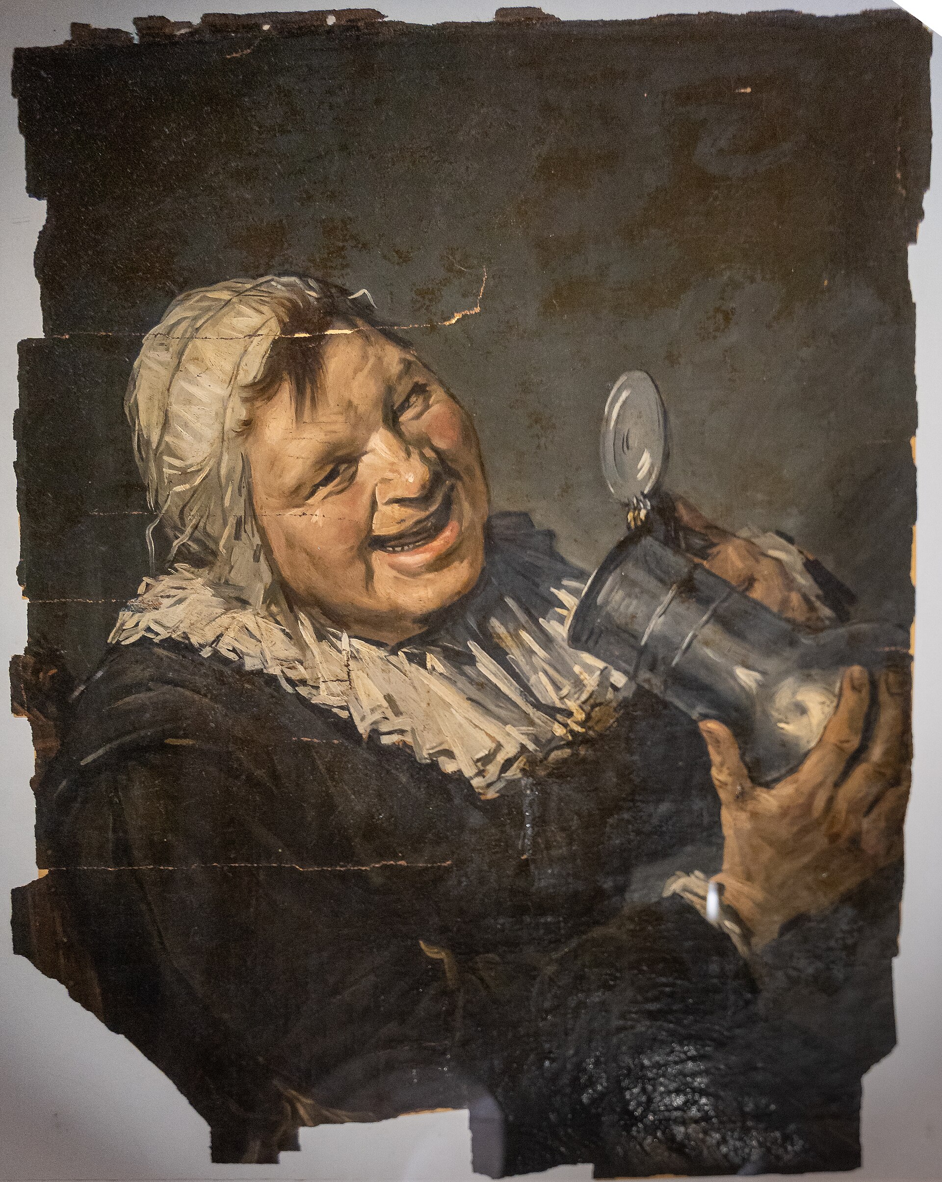 Pintura de una mujer anciana riendo con una jarra en la mano y un búho al hombro, pintada con pinceladas sueltas