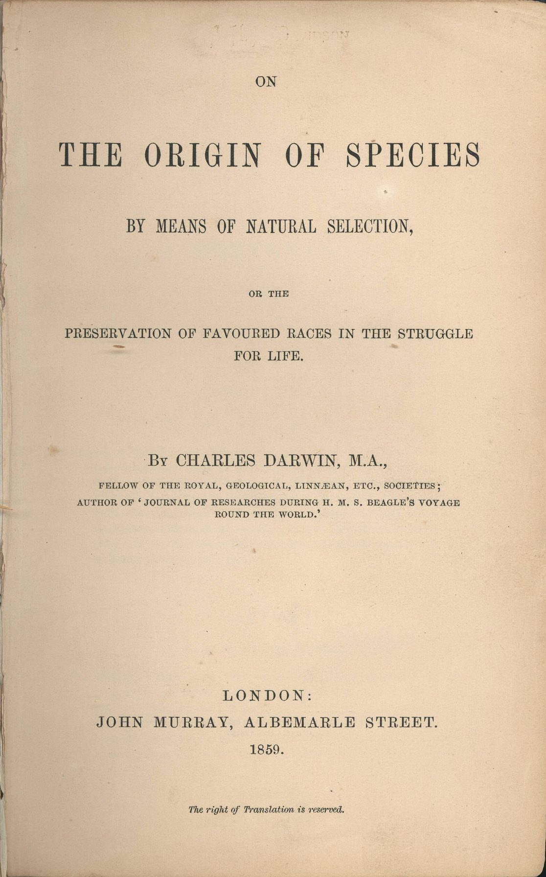 Portada impresa de un libro de 1859 con el título On the Origin of Species by Means of Natural Selection y el nombre de Charles Darwin