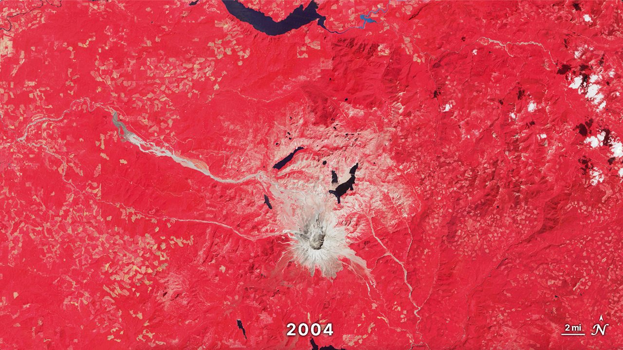 Imagen de satélite en falso color del monte Santa Helena años después de la erupción, con la zona del cráter gris y el resto en rojo