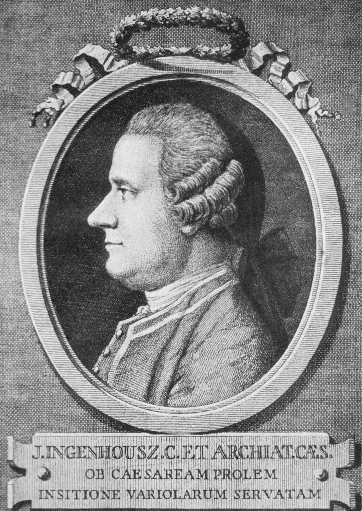 Grabado de un retrato de perfil de un hombre con peluca del siglo XVIII dentro de un marco ovalado con una inscripción en latín debajo