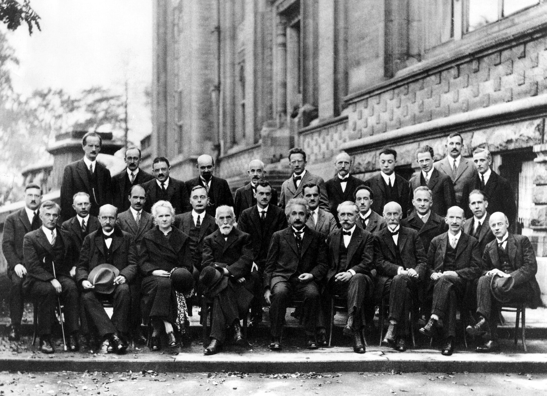 Fotografía de grupo del Congreso Solvay de 1927 con Einstein, Bohr, Schrödinger, Heisenberg y otros físicos