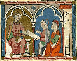 Miniatura medieval con un rey coronado sentado a la izquierda que entrega un documento a dos hombres de pie, bajo dos arcos