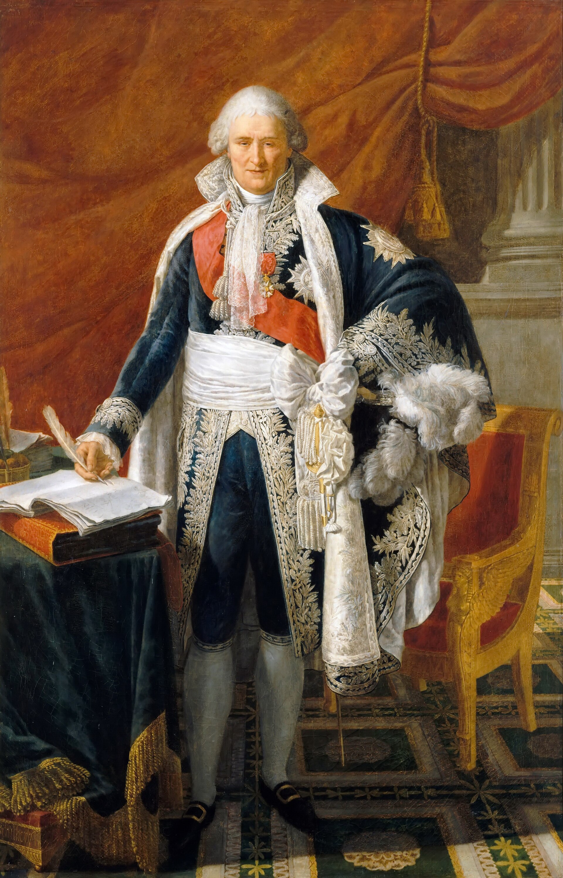 Retrato al óleo de cuerpo entero de un hombre mayor con uniforme bordado y capa roja con armiño, de pie junto a una mesa con papeles