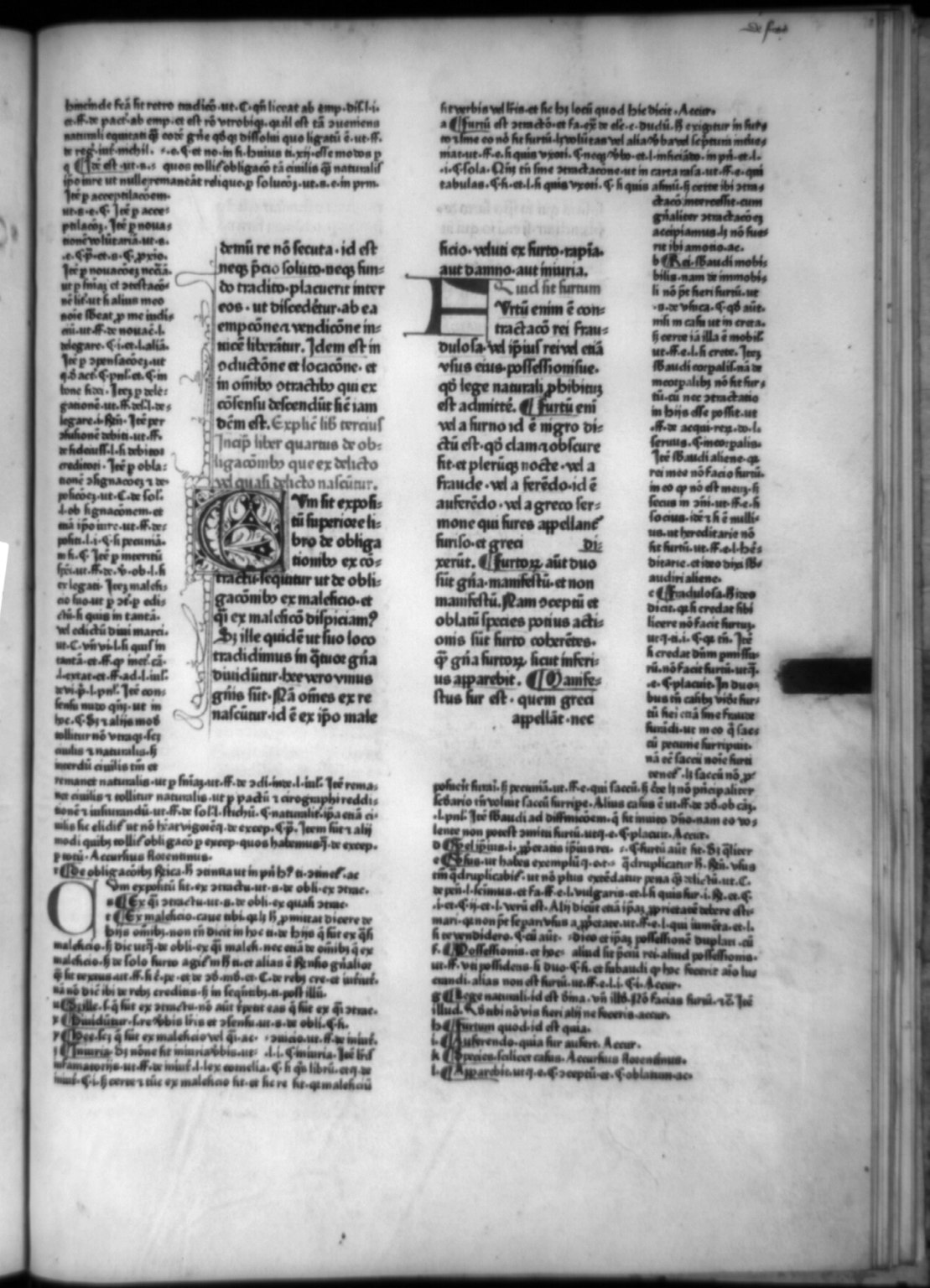 Página impresa en dos columnas de letra gótica, con un bloque de texto central más grande y otro más pequeño alrededor, y una inicial decorada