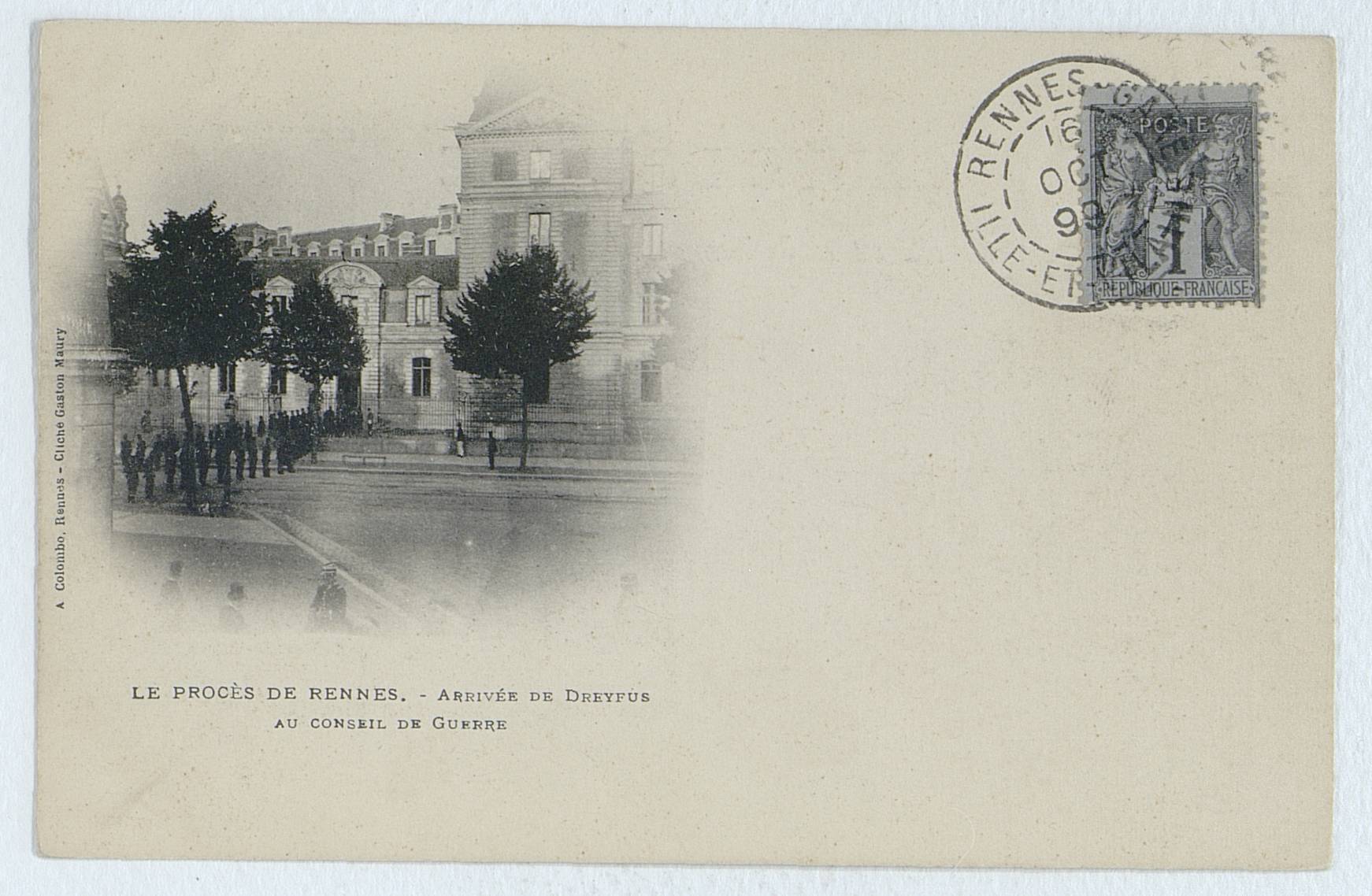 Tarjeta postal antigua con una fotografía de un edificio escolar con árboles delante y una fila de soldados, sello y matasellos de Rennes