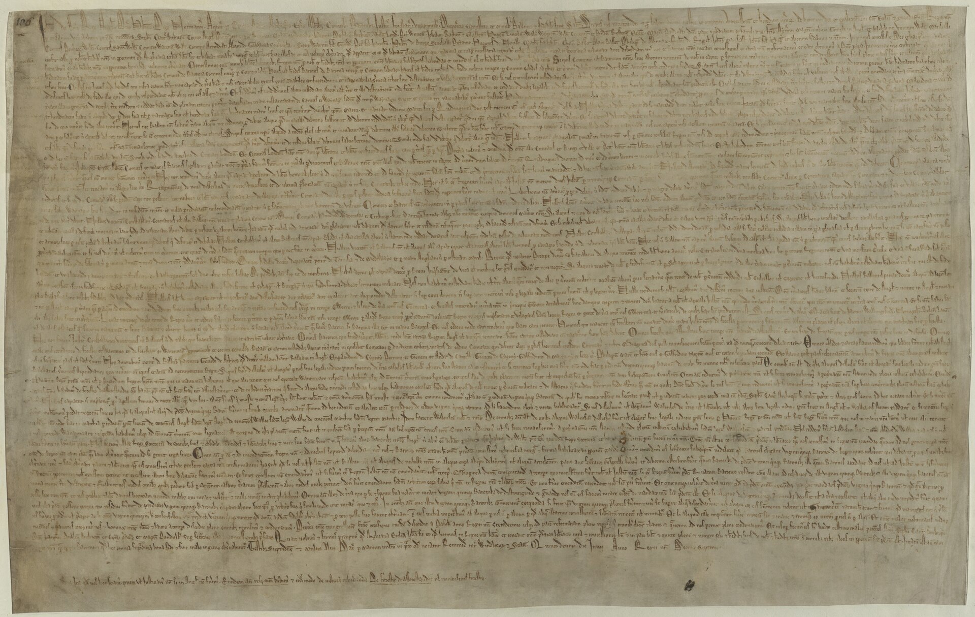 Pergamino apaisado de color pardo claro cubierto por completo de líneas de escritura latina muy apretada, sin márgenes ni divisiones