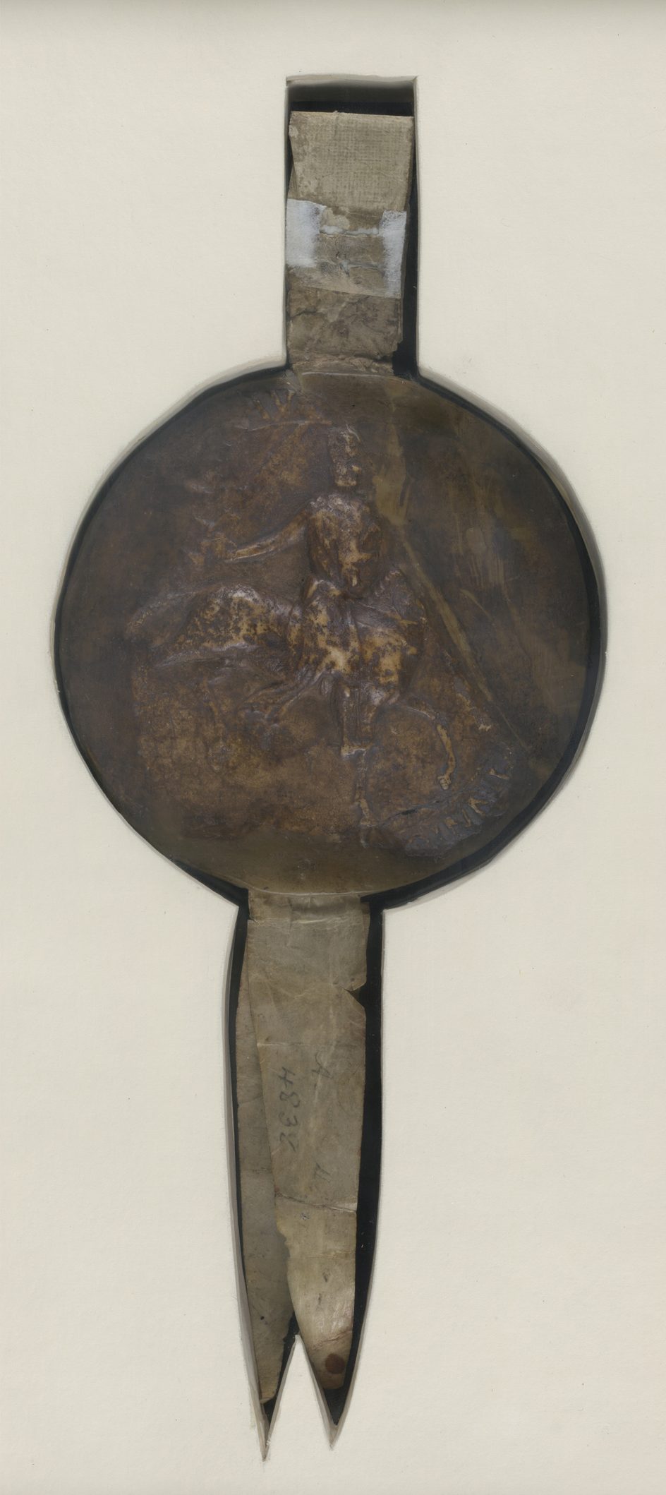Sello de cera circular, oscuro y desgastado, con la figura de un jinete, que cuelga de una tira de pergamino