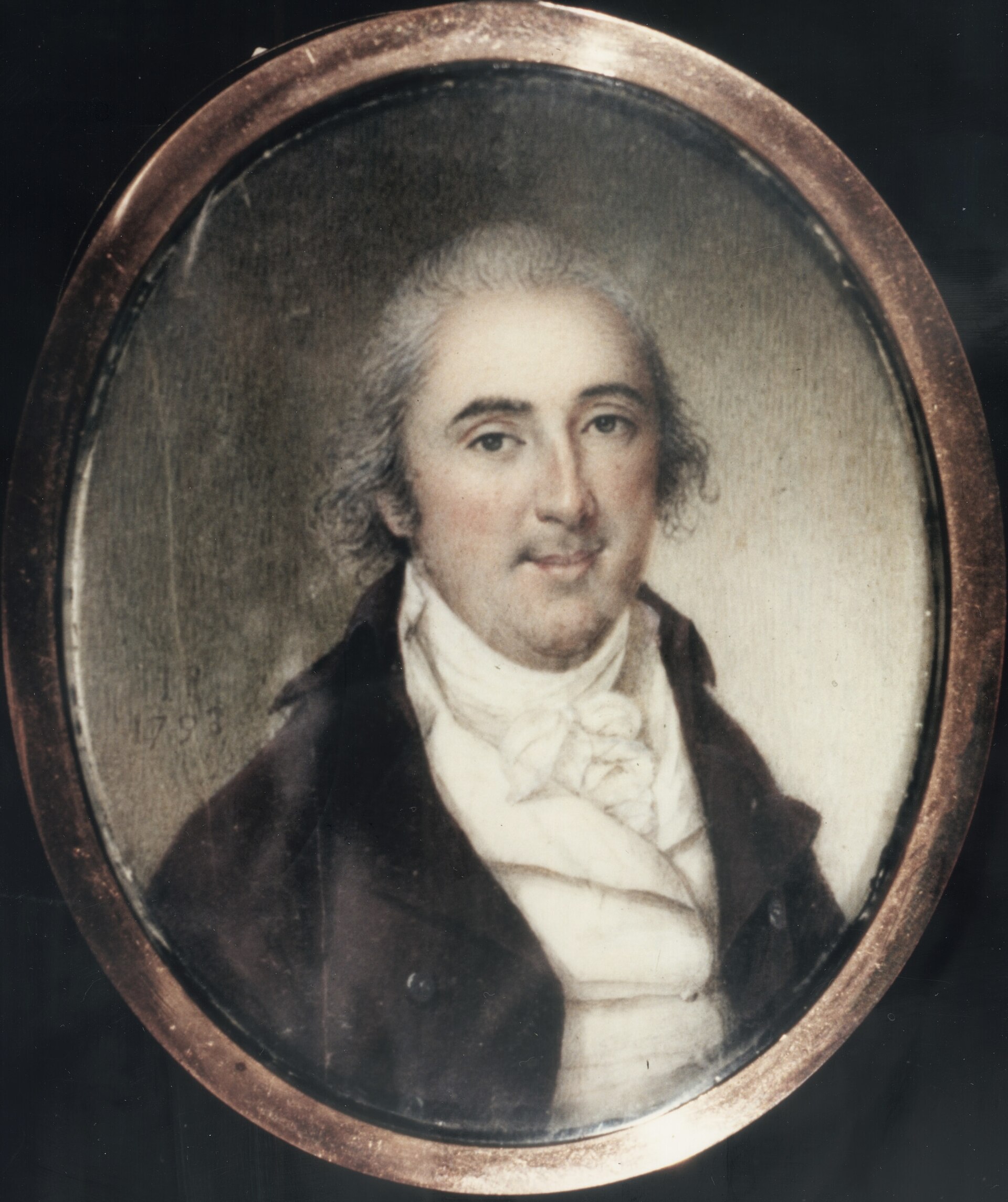 Miniatura ovalada de un hombre joven con el pelo empolvado y chaqueta oscura con pañuelo blanco al cuello, dentro de un marco dorado
