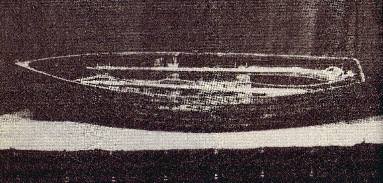 Fotografía antigua y oscura de un pequeño bote de madera sin remos, visto de costado