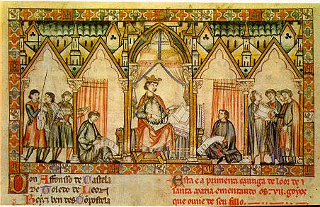 Miniatura medieval de colores con un rey sentado bajo una arquería gótica, rodeado de figuras que le escuchan, y una línea de texto en letra gótica debajo