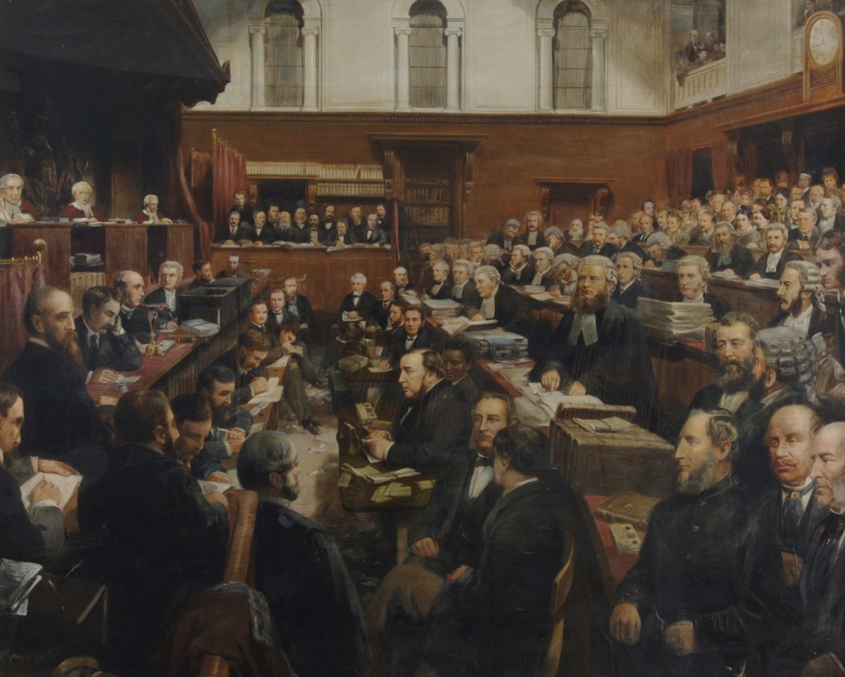 Pintura de una gran sala de tribunal abarrotada, con los jueces con peluca en el estrado al fondo, abogados en bancos llenos de papeles y público en las galerías