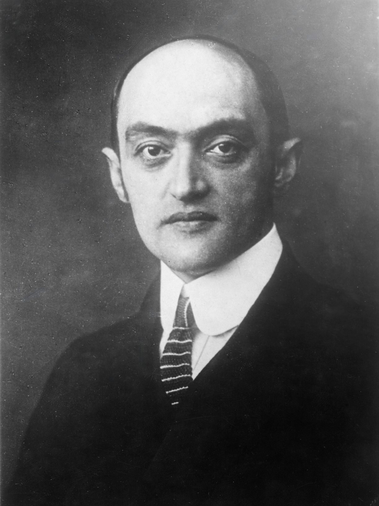 Retrato fotográfico de Joseph Schumpeter con traje y corbata