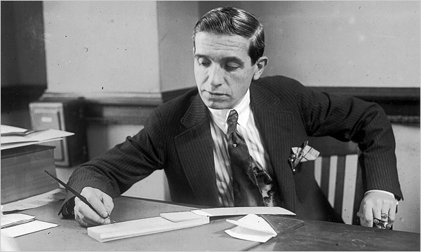 Charles Ponzi en 1920, en su despacho