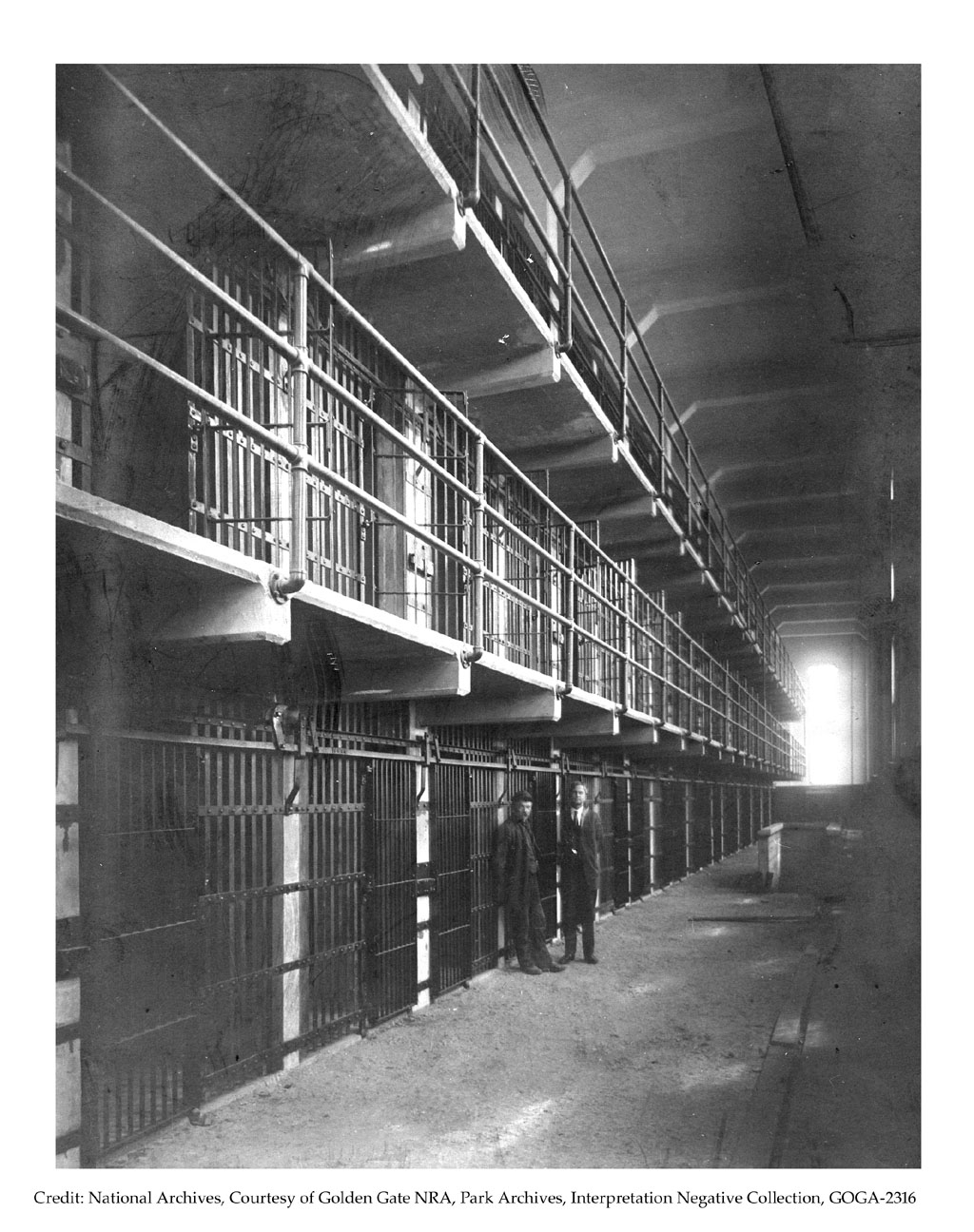 Dos hombres en la galería de celdas de Alcatraz recién construida, en 1911