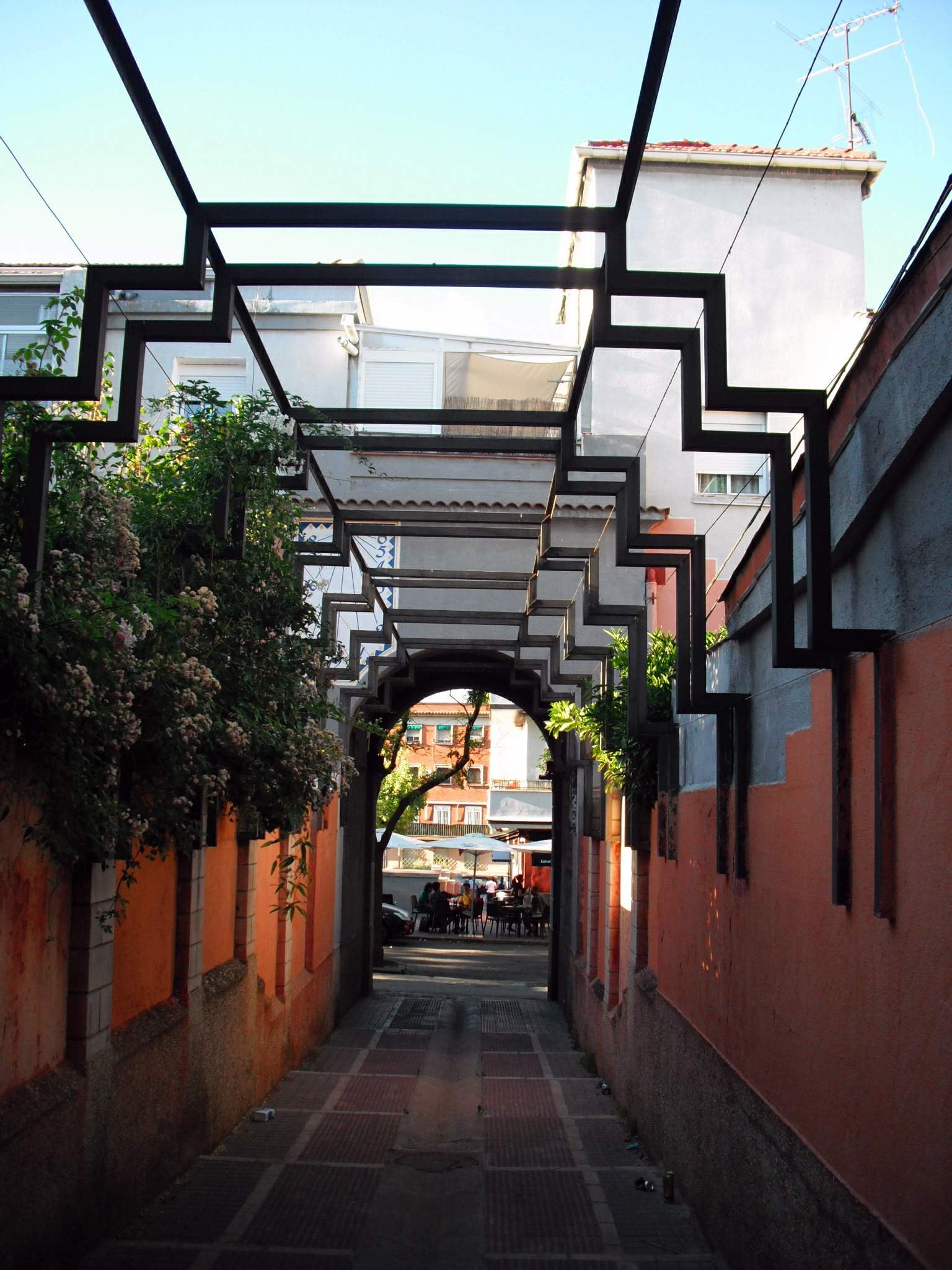 Fotografía de un bloque bajo de viviendas de ladrillo con dos puertas, de la colonia municipal de casas baratas Salud y Ahorro de Madrid